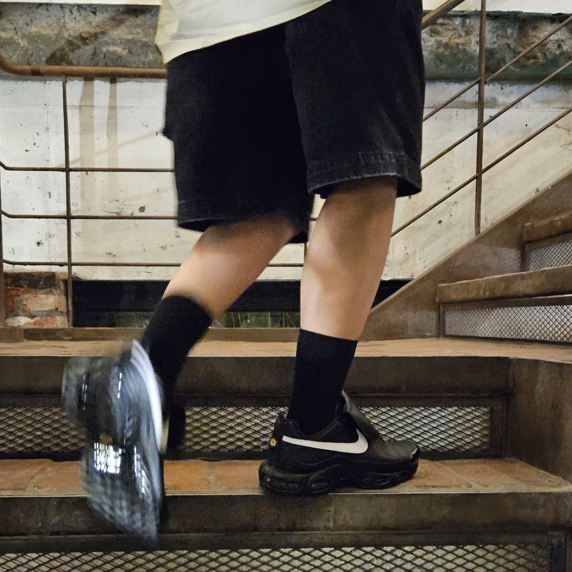 (W) Nike Air Max Plus TNPO Black 착용 스타일 - 3