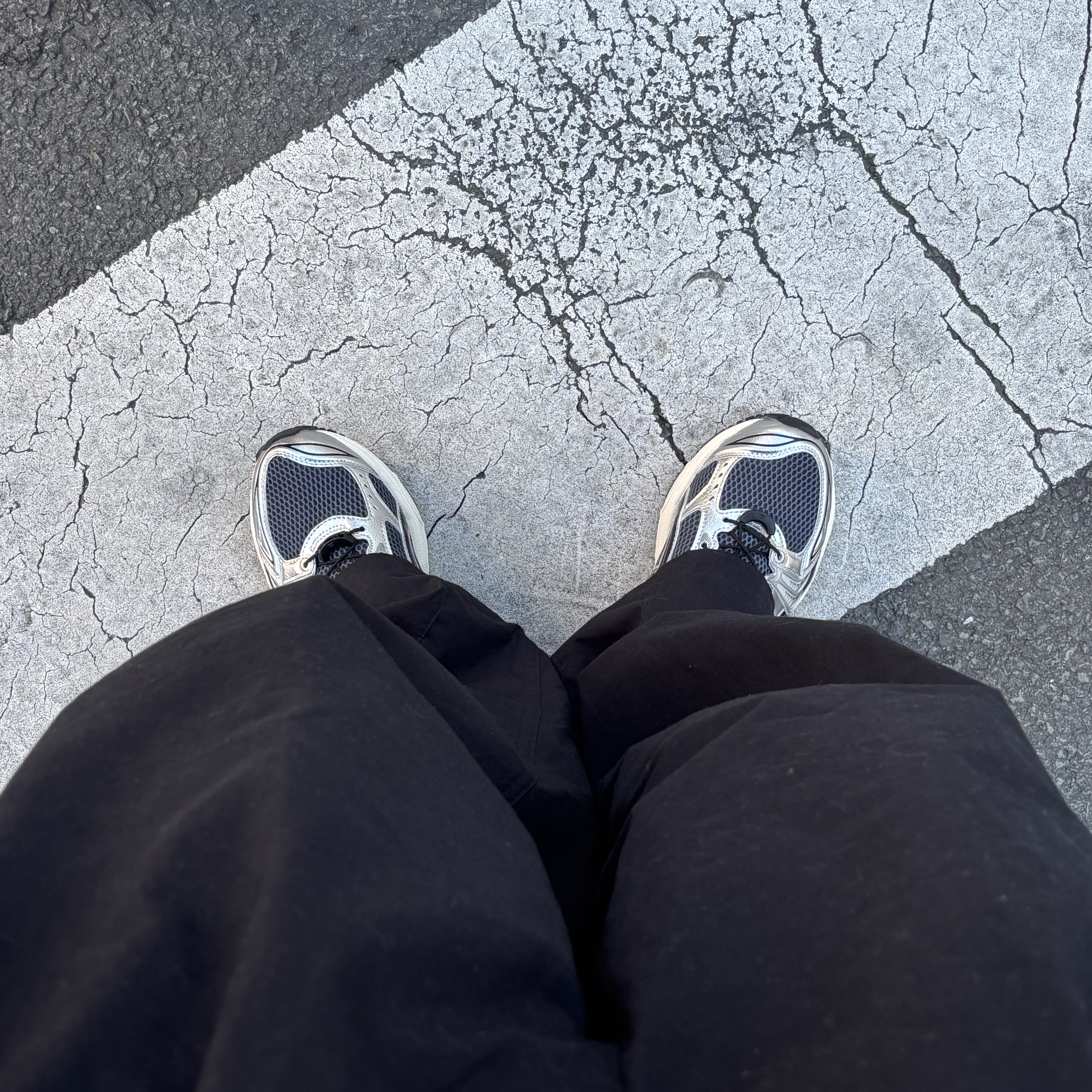 Asics Unlimited Gel-Kayano 14 Carrier Grey Black, Stussy Sport Script Crew Black 착용 스타일 - 2
