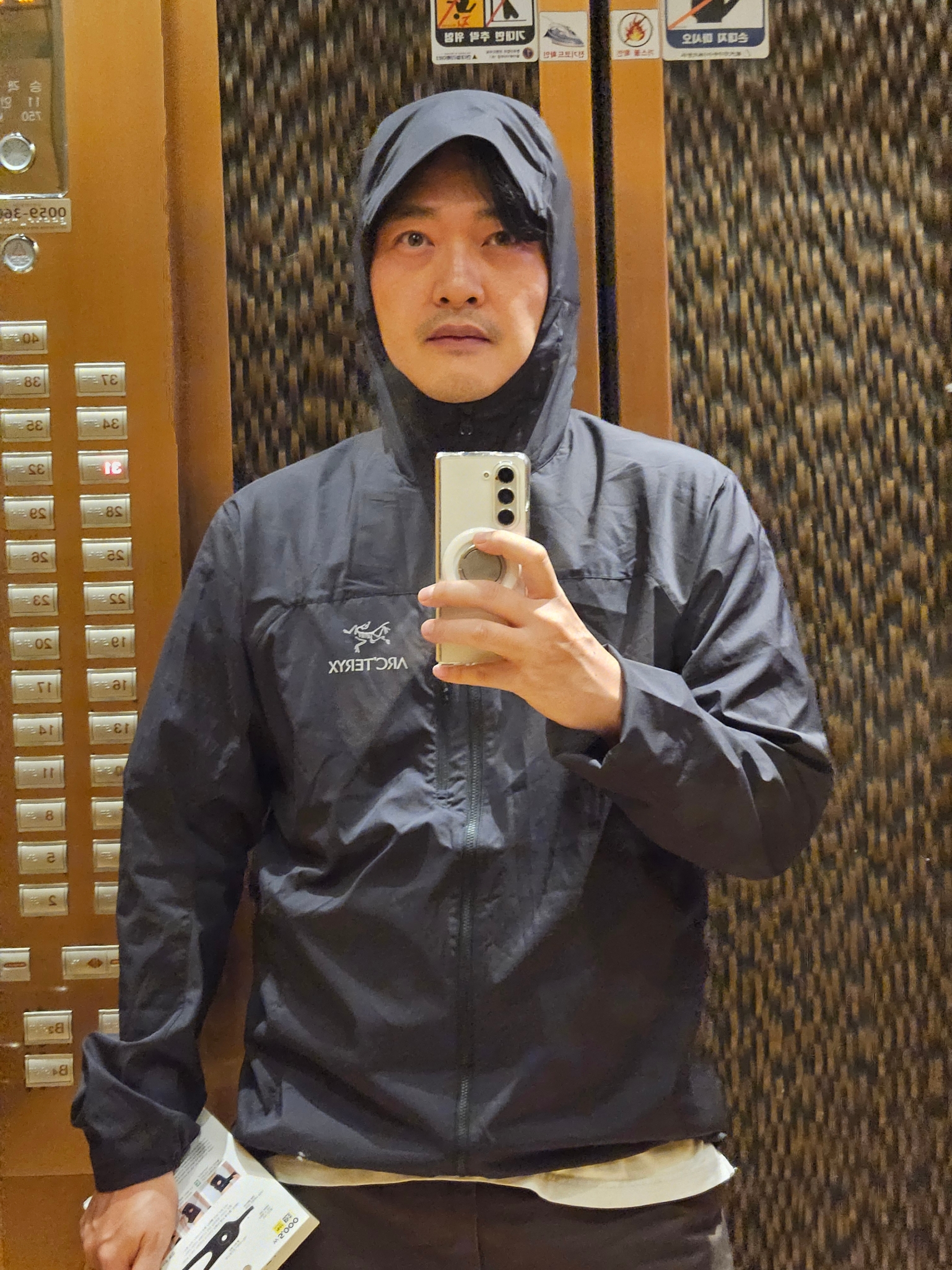 Arc'teryx Squamish Hoody Black, Stussy Basic Stussy T-Shirt White 2024, 2025 착용 스타일