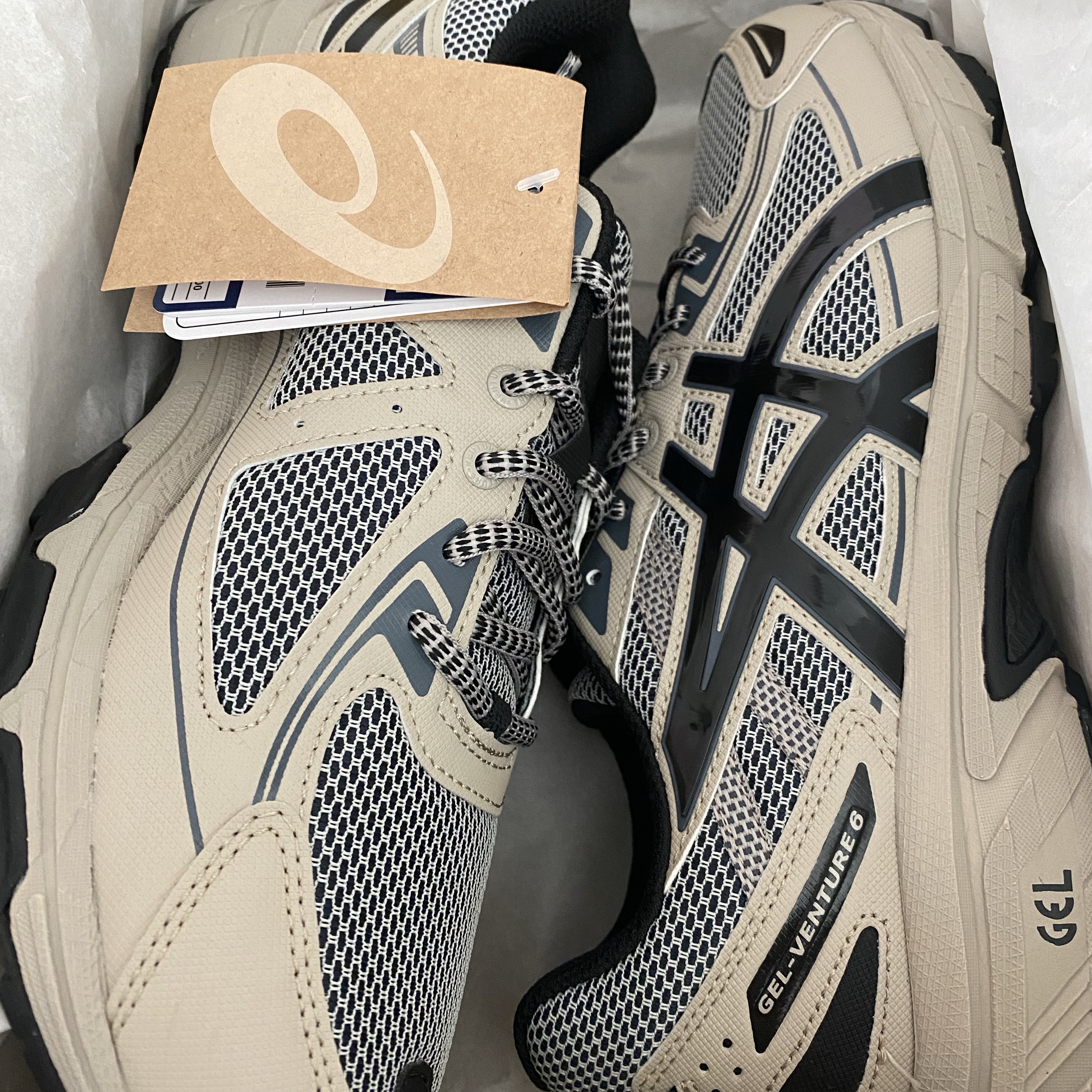 Asics Gel-Venture 6 Feather Grey Black 착용 스타일