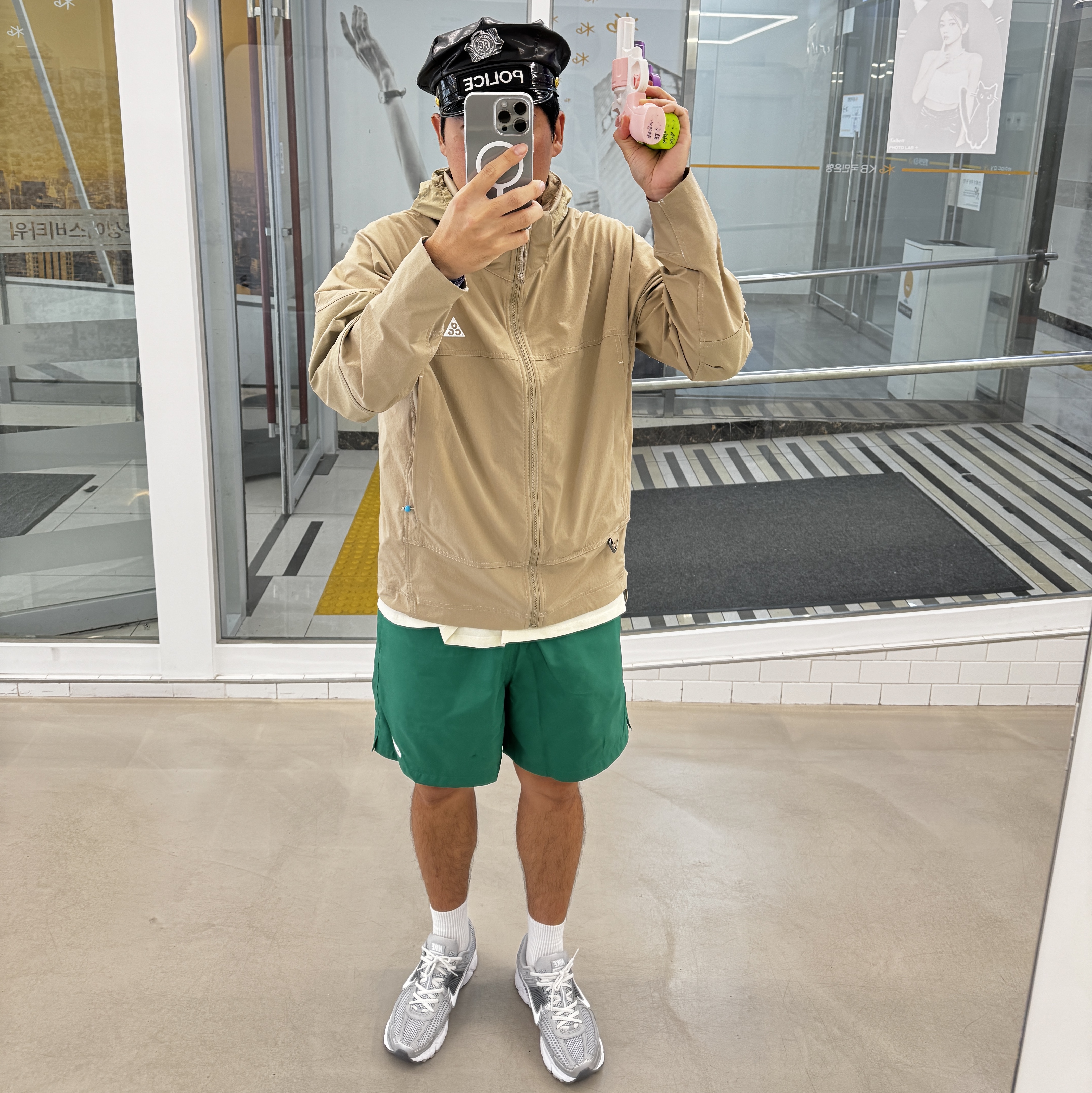 Nike ACG Sun Farer Jacket Khaki Summit White - Asia, Nike Club Woven Flow Shorts Malachite White - Asia 착용 스타일 - 1