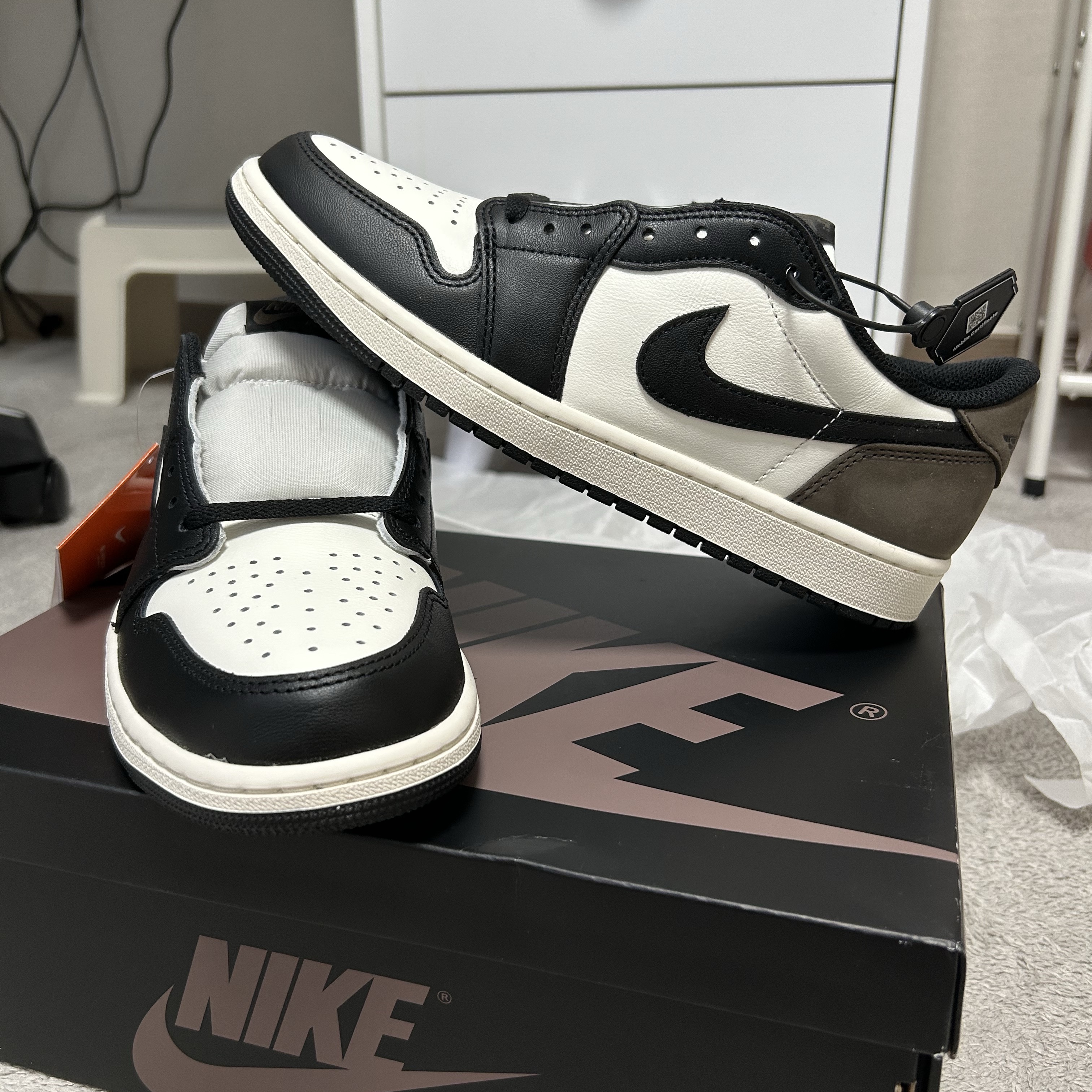 Jordan 1 Retro Low OG Mocha 착용 스타일 - 2