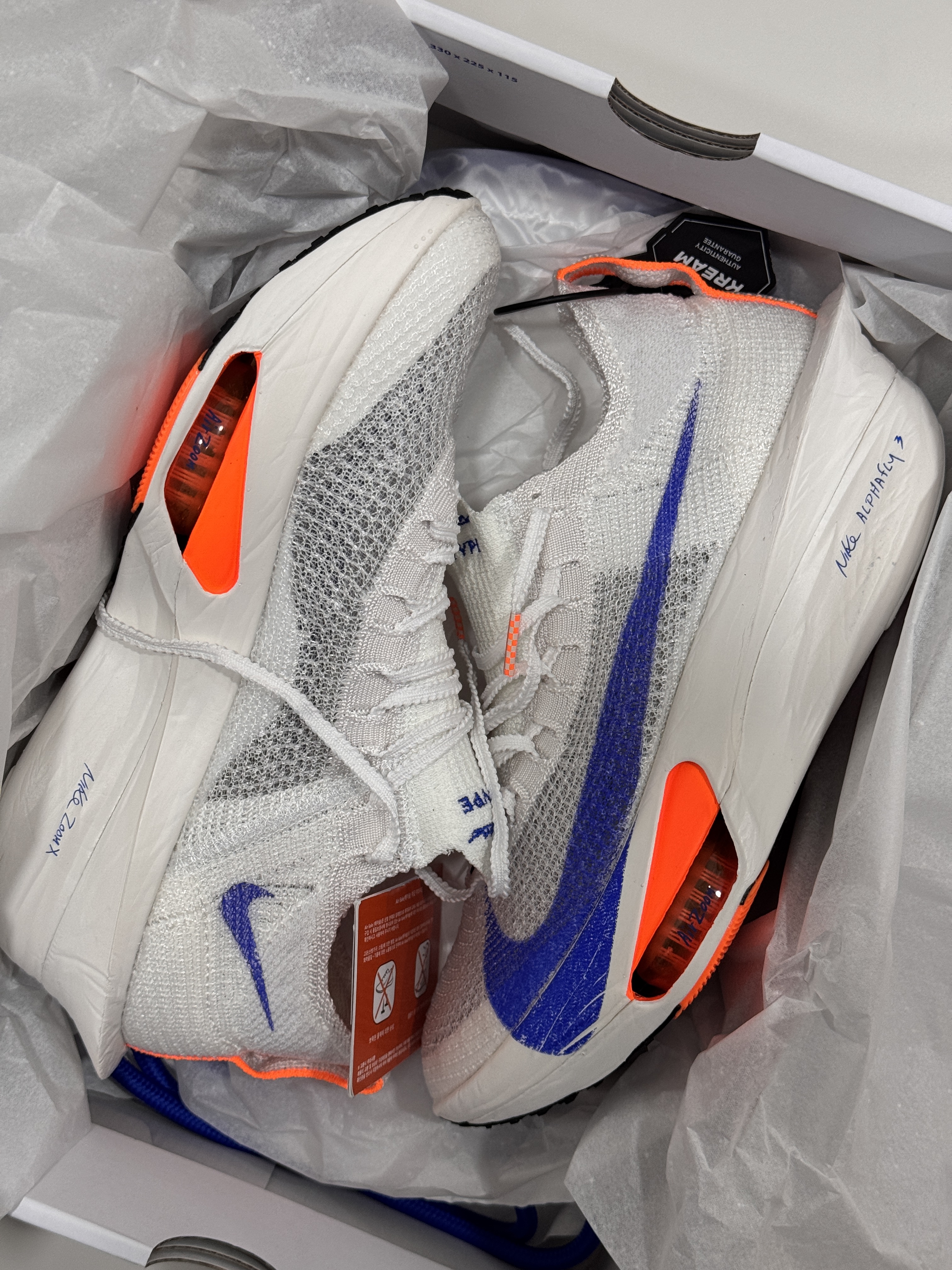 Nike Air Zoom Alphafly Next% 3 Blueprint, CEP Paris Vibes Mid Cut Socks White Blue mix 착용 스타일 - 5