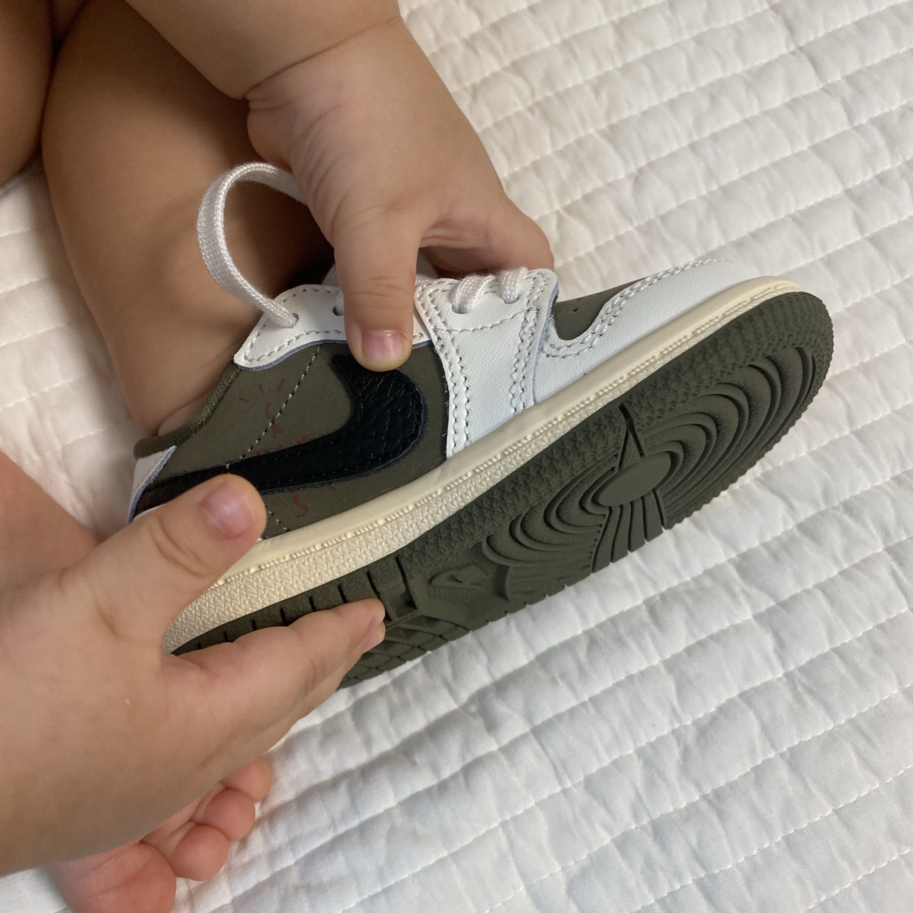 (TD) Jordan 1 x Travis Scott Retro Low OG SP Reverse Olive 착용 스타일 - 1