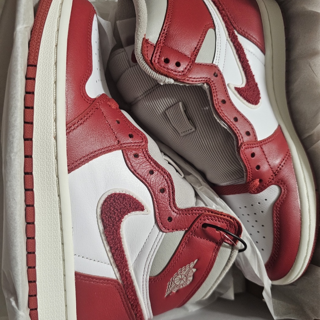 (W) Jordan 1 Retro High OG Varsity Red 착용 스타일