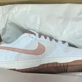 Nike Dunk Low Retro PRM Fossil Rose 착용 스타일