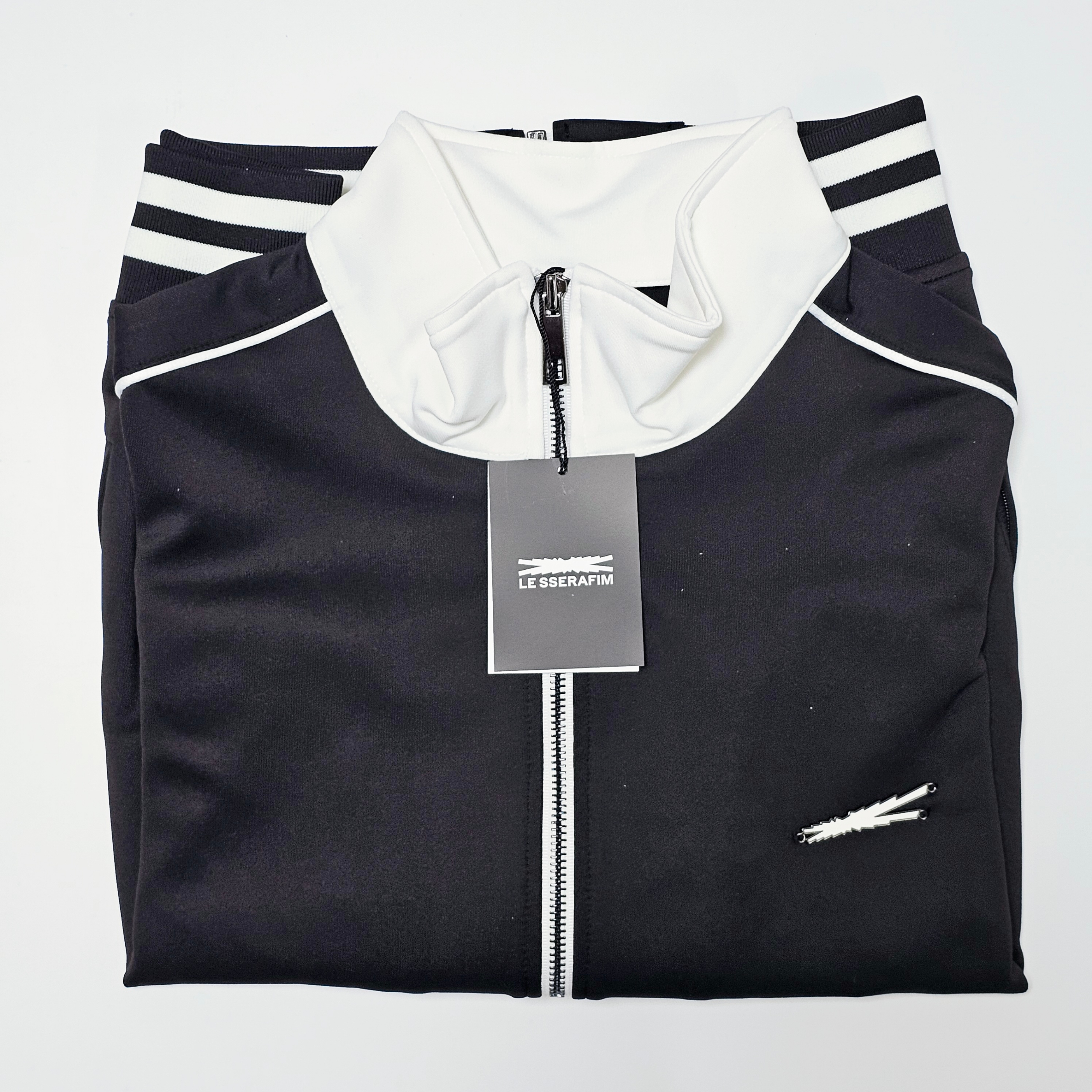 LE SSERAFIM Track Jacket Black 착용 스타일 - 1