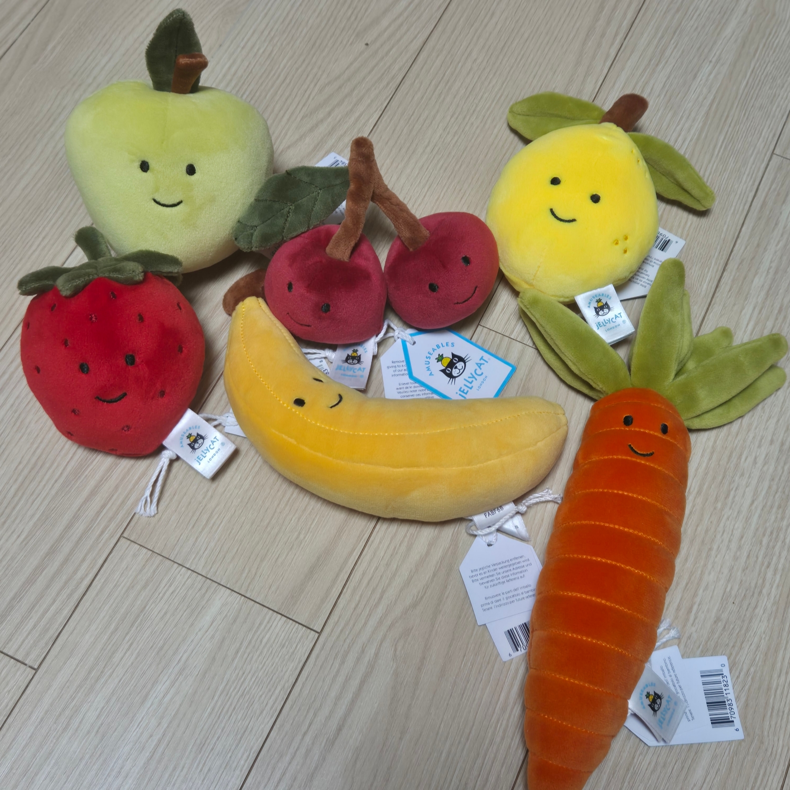 Jellycat Fabulous Fruit Apple Green, Jellycat Fabulous Fruit Lemon 착용 스타일