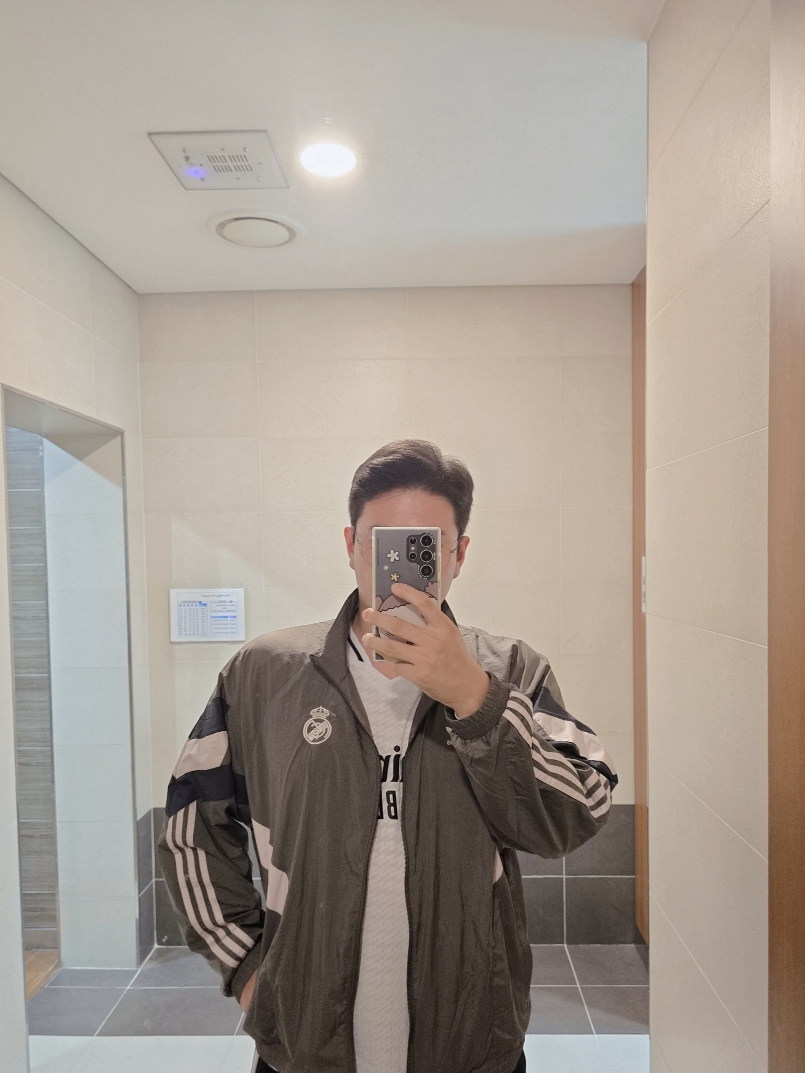 Adidas Real Madrid Originals Track Top Charcoal Grey - KR Sizing, Adidas Real Madrid 2024/25 Home Authentic Jersey White - KR Sizing (Non Marking Ver.) 착용 스타일 - 1