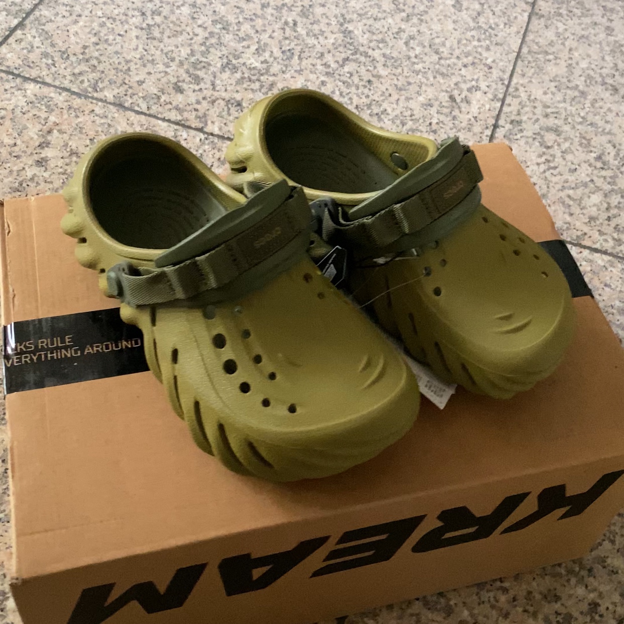 Crocs Echo Clog Aloe 착용 스타일