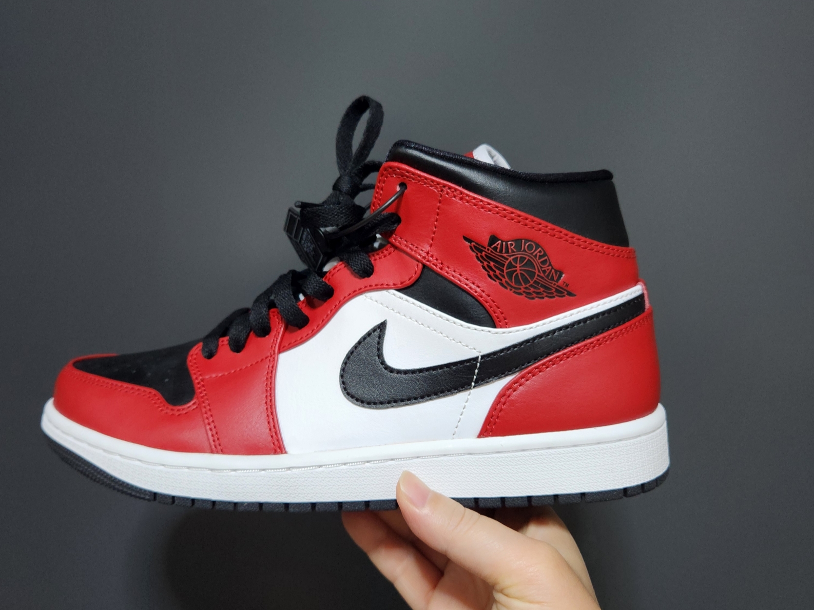 Jordan 1 Mid Chicago Black Toe 착용 스타일