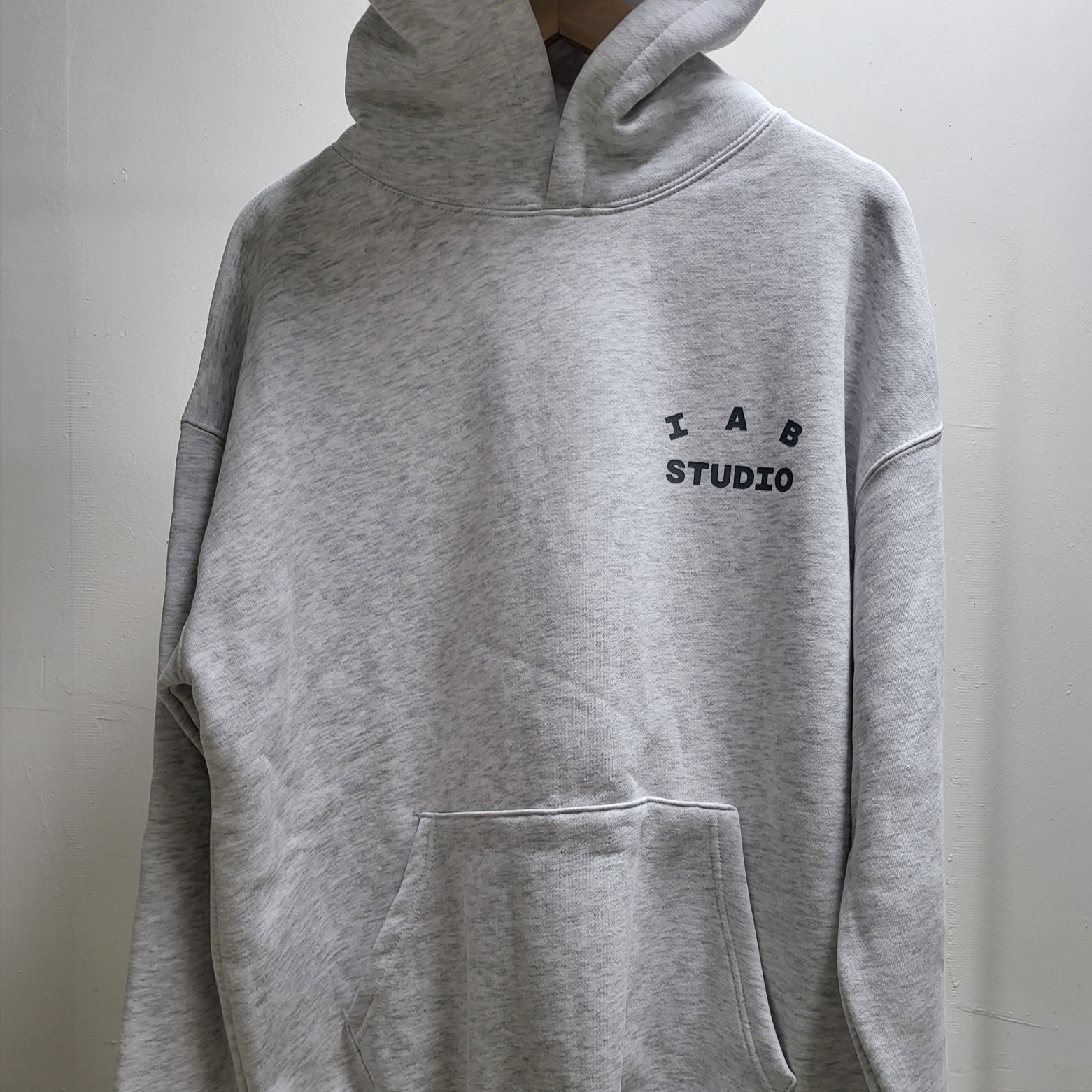 IAB Studio Hoodie Light Gray 착용 스타일