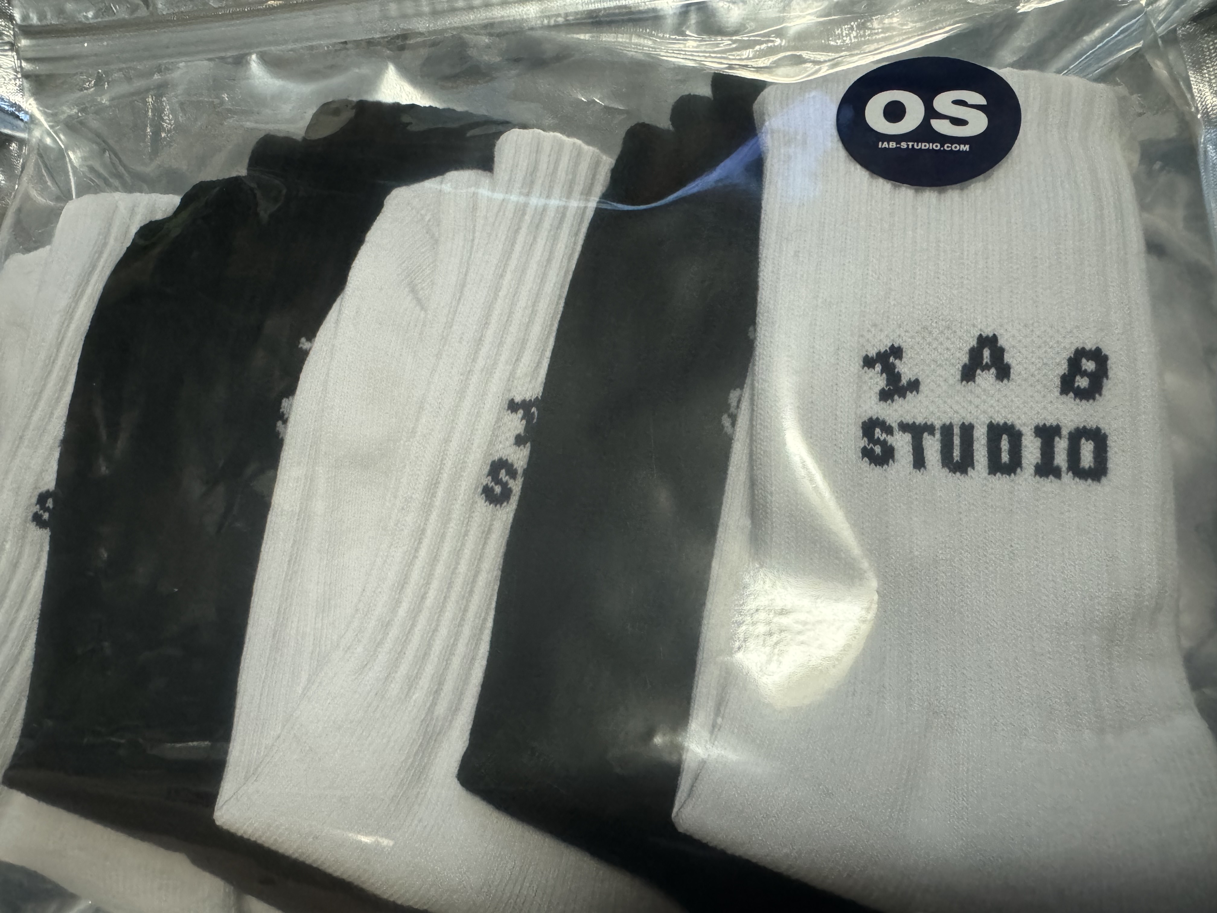 IAB Studio Socks White Black (5 Pack) 착용 스타일