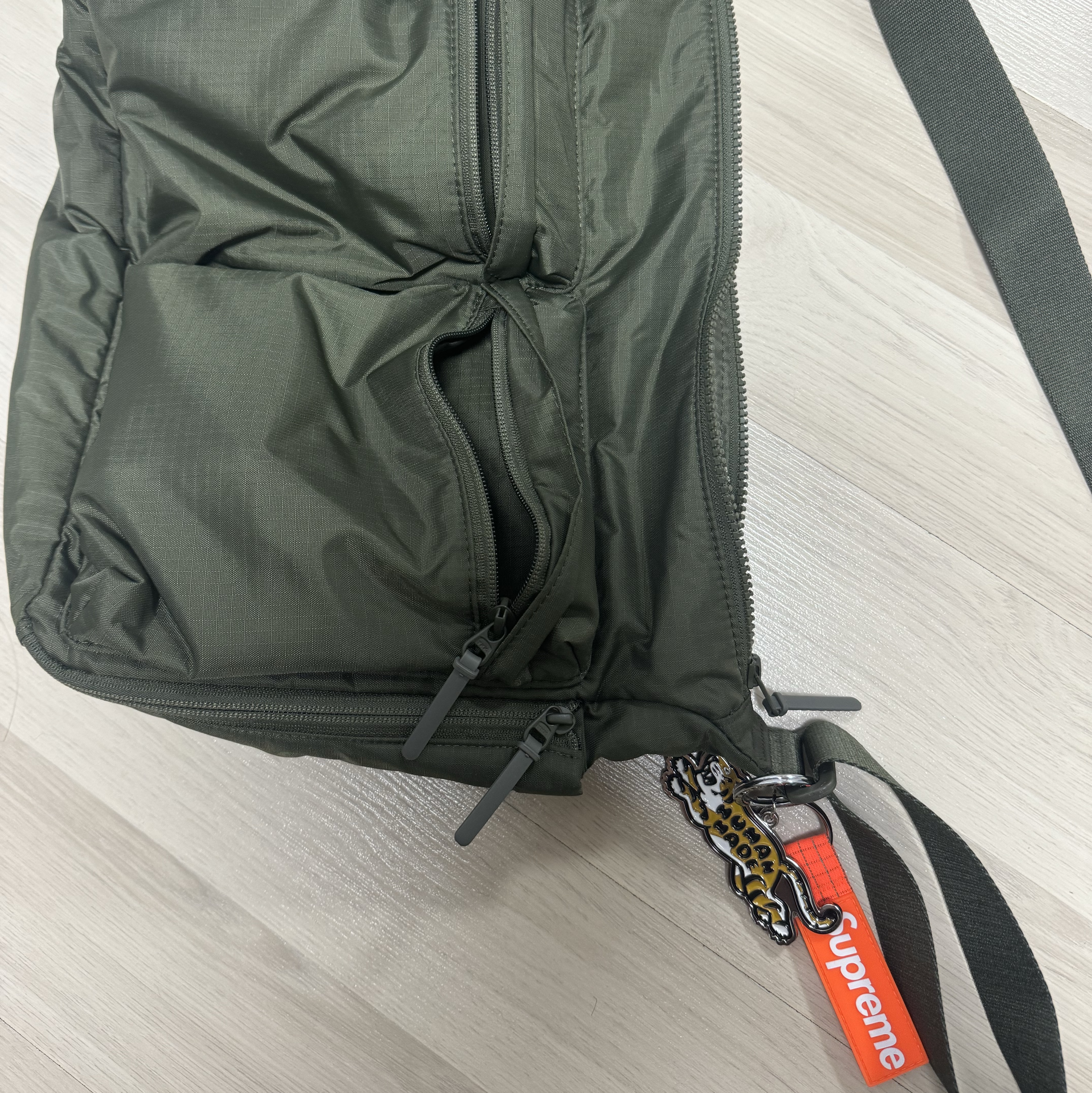 Human Made Animal Keychain #2 Silver, Uniqlo Multi Pocket Shoulder Bag Olive 착용 스타일