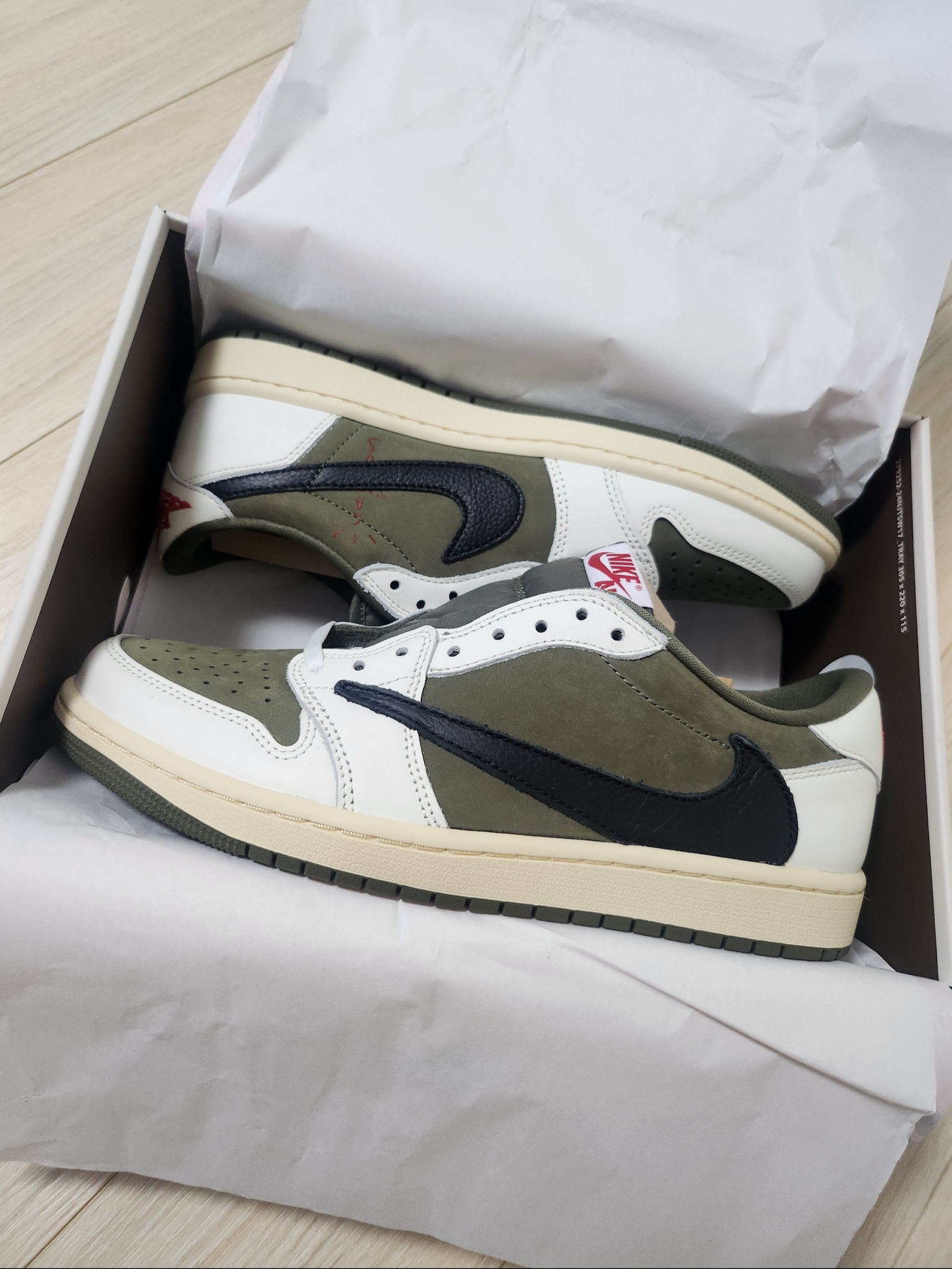 Jordan 1 x Travis Scott Retro Low OG SP Reverse Olive 착용 스타일 - 1