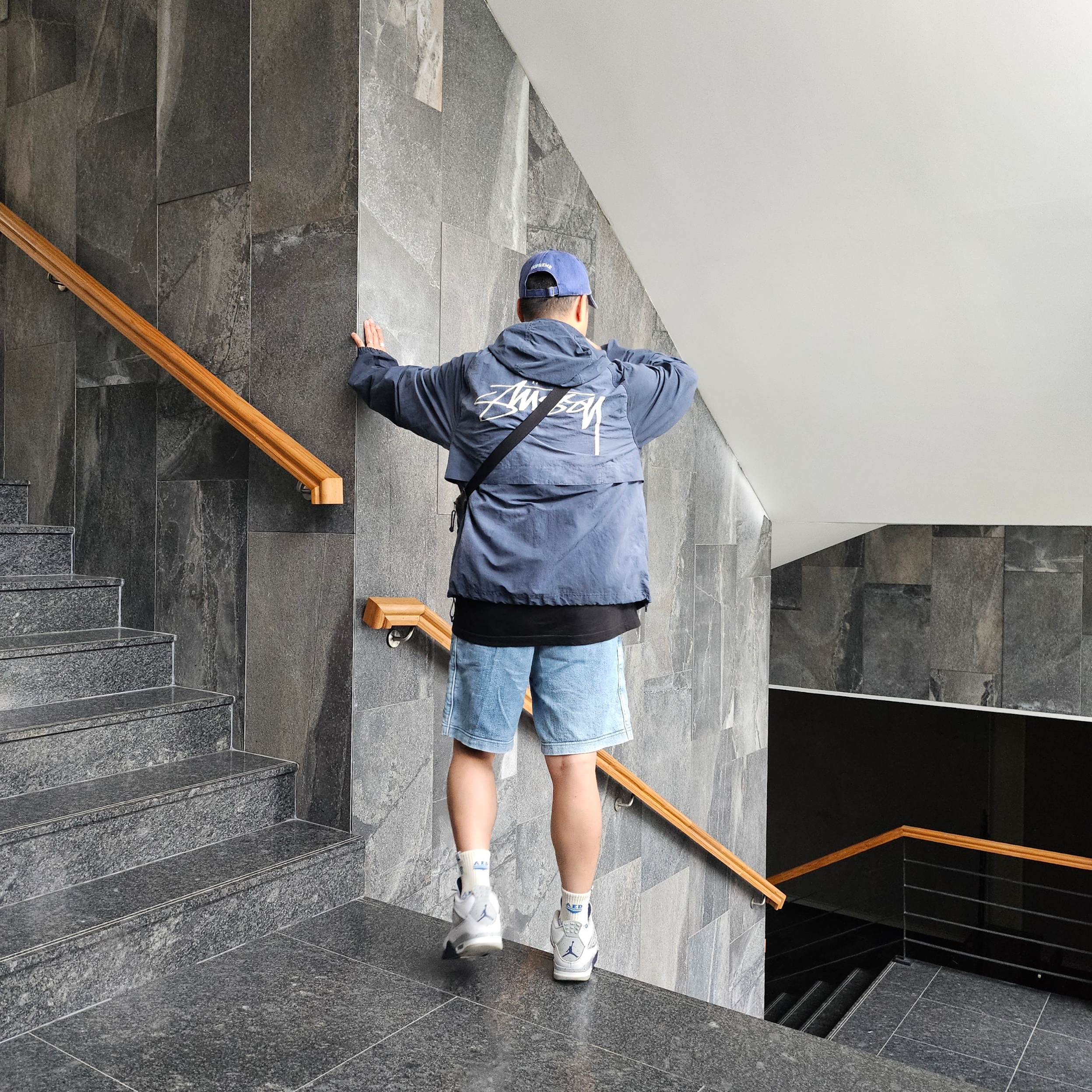 Stussy Wave Dye Beach Shell Jacket Navy, Jordan 4 Retro Midnight Navy 착용 스타일 - 2