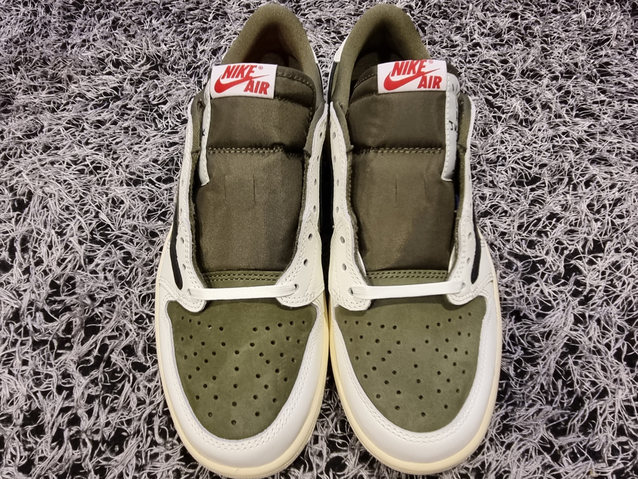 Jordan 1 x Travis Scott Retro Low OG SP Reverse Olive 착용 스타일 - 4