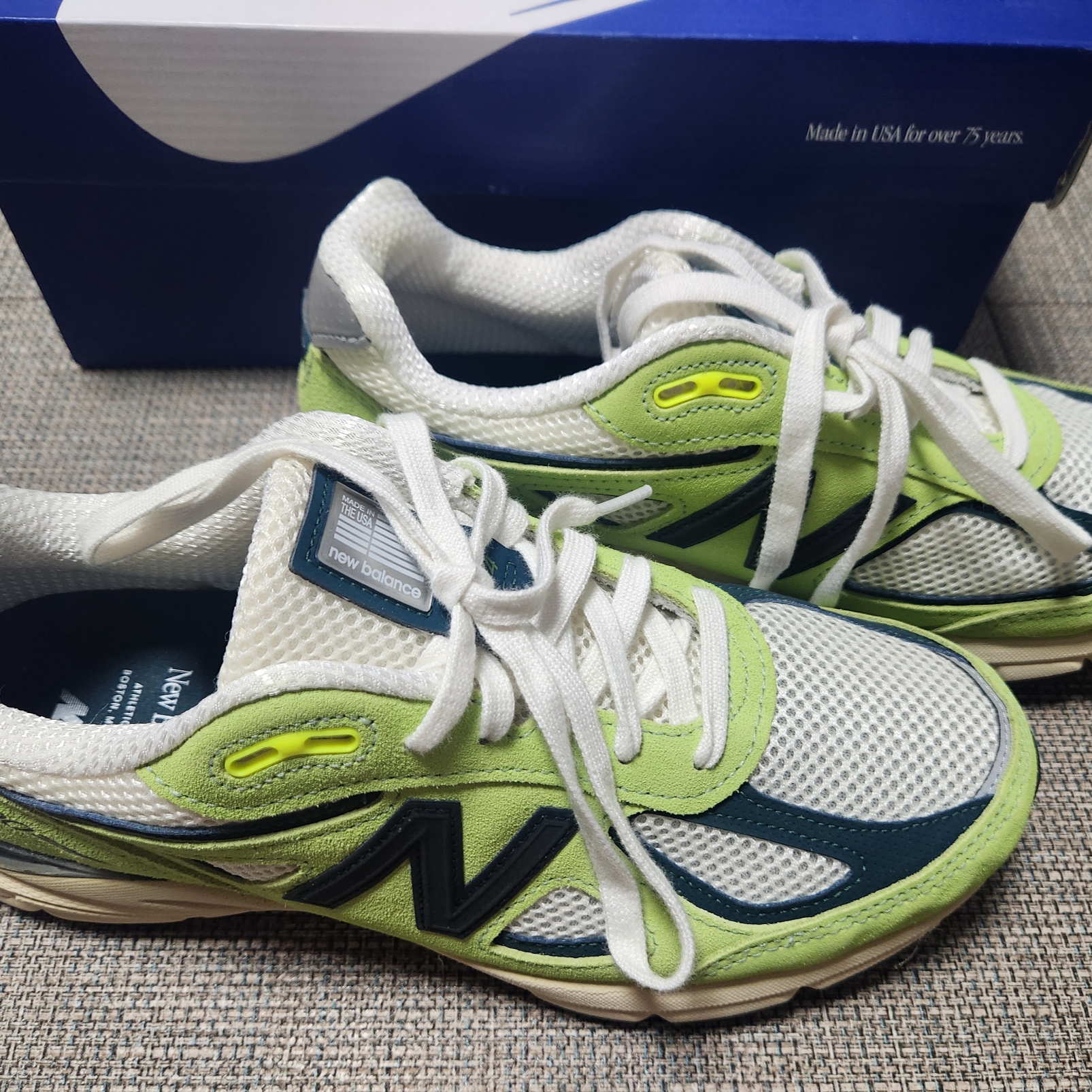 New Balance 990v4 Made in USA Hi-Lite Deep Ocean 착용 스타일 - 1