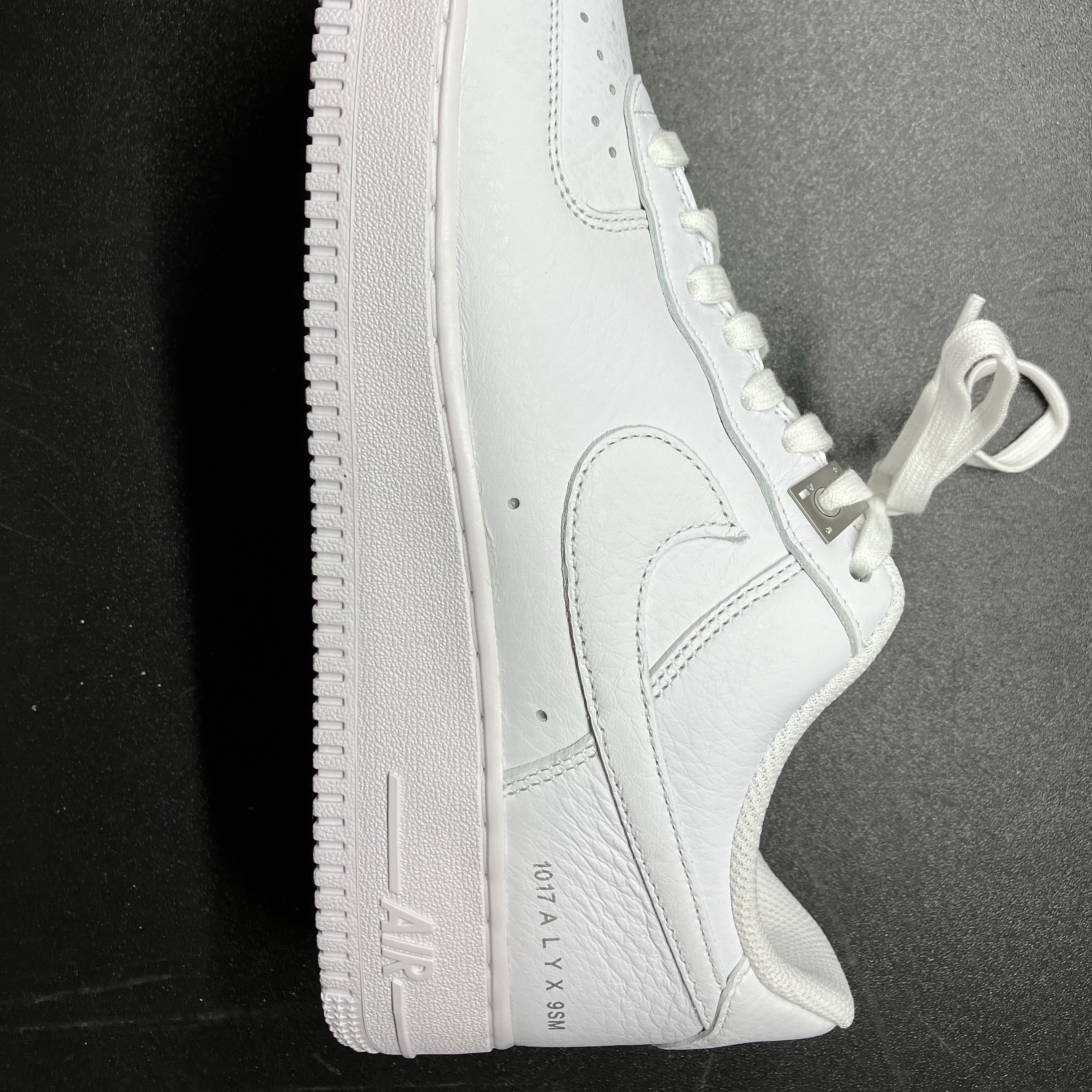 Nike x 1017 Alyx 9SM Air Force 1 Low SP White 착용 스타일 - 1