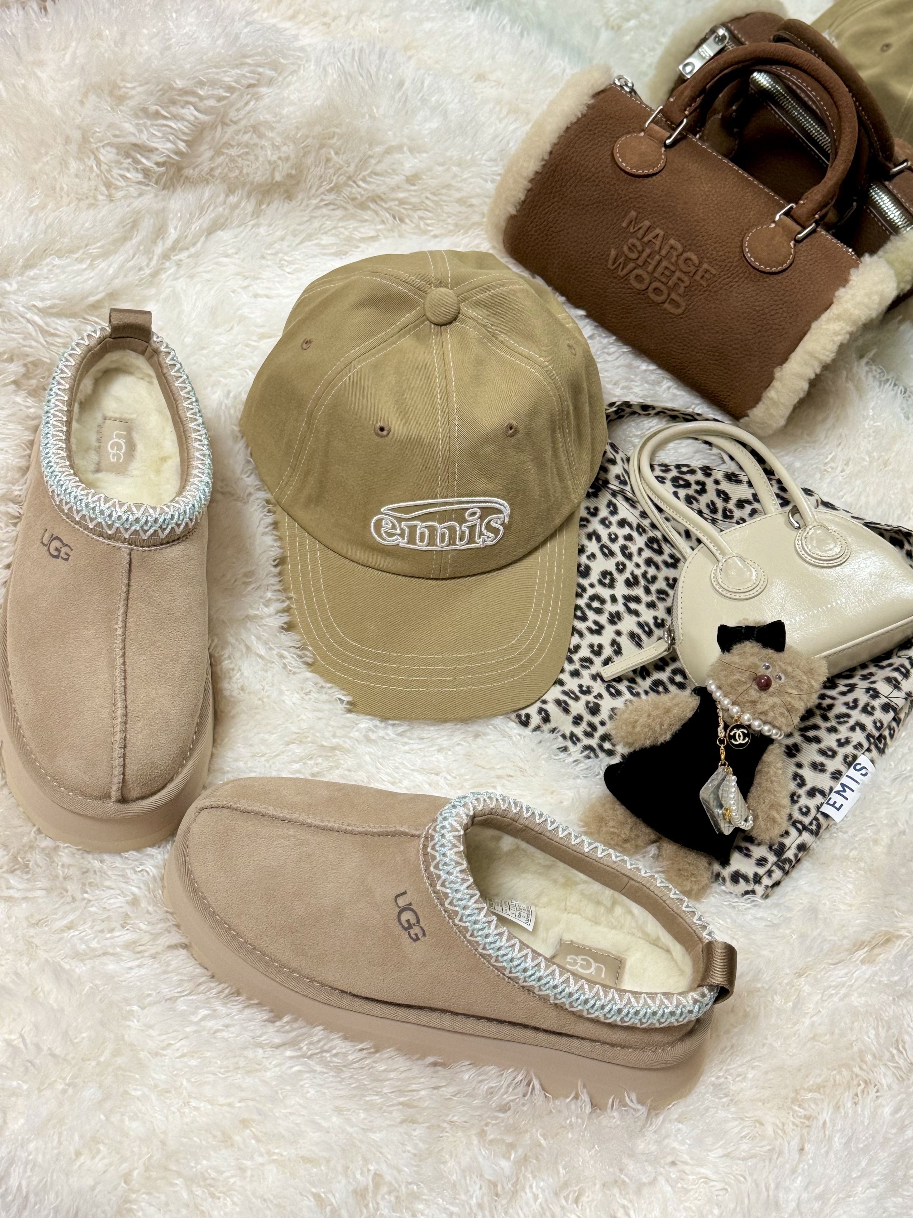 Emis White Stitch Ball Cap Khaki Beige, (W) UGG Tazz Slipper Sand 착용 스타일