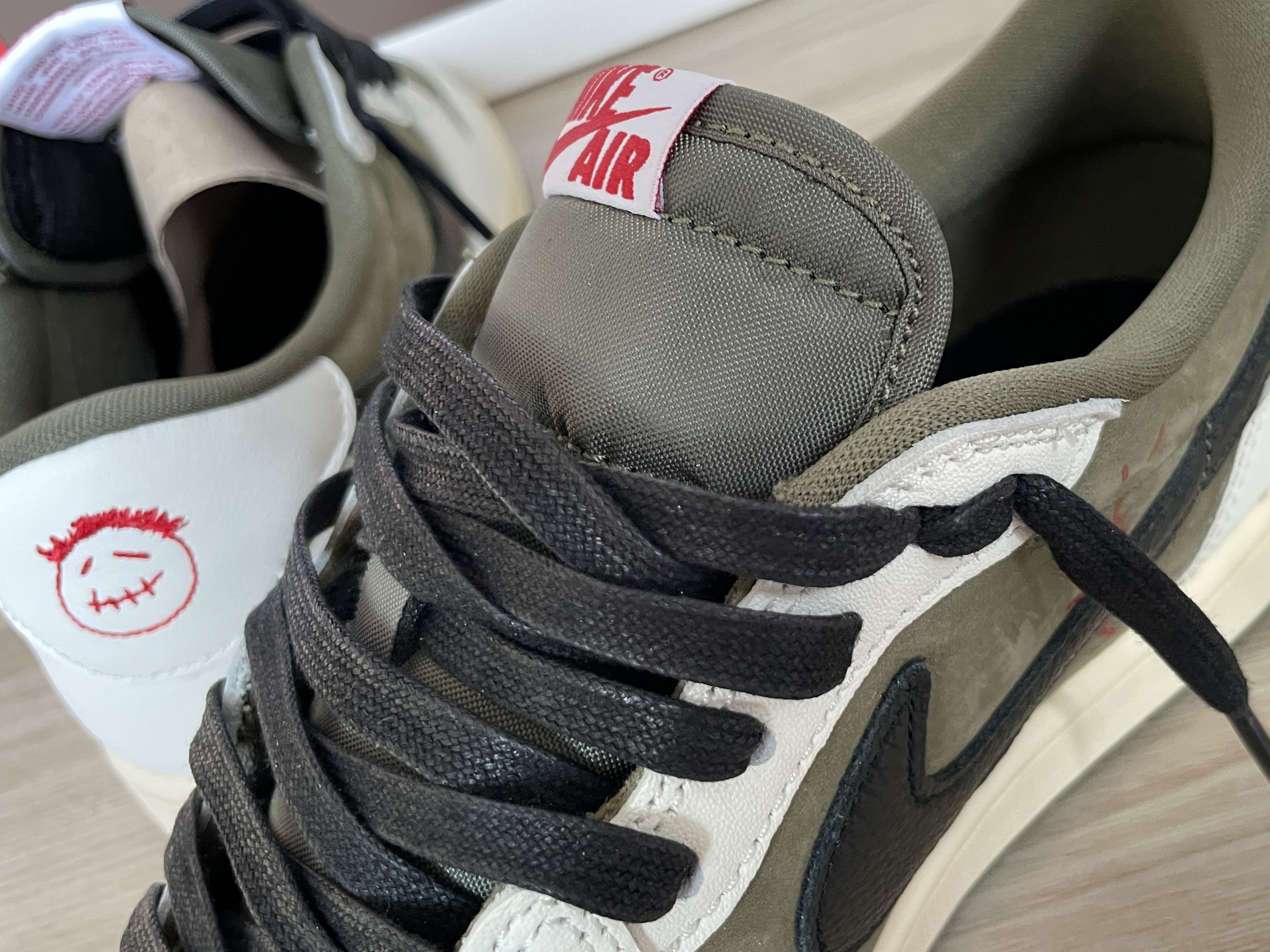 Jordan 1 x Travis Scott Retro Low OG SP Reverse Olive 착용 스타일 - 4