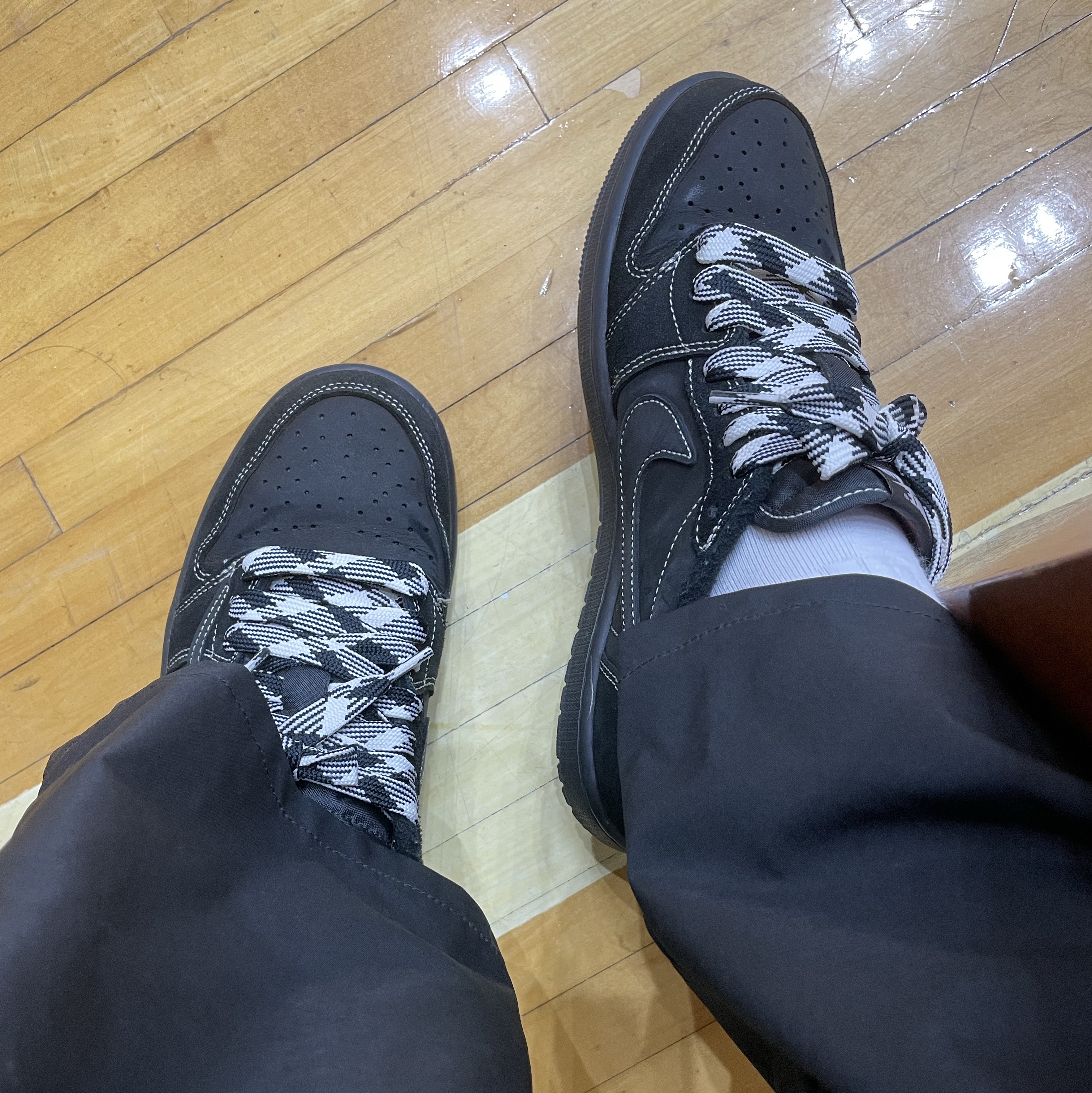 Jordan 1 x Travis Scott Retro Low OG SP Black Phantom 착용 스타일