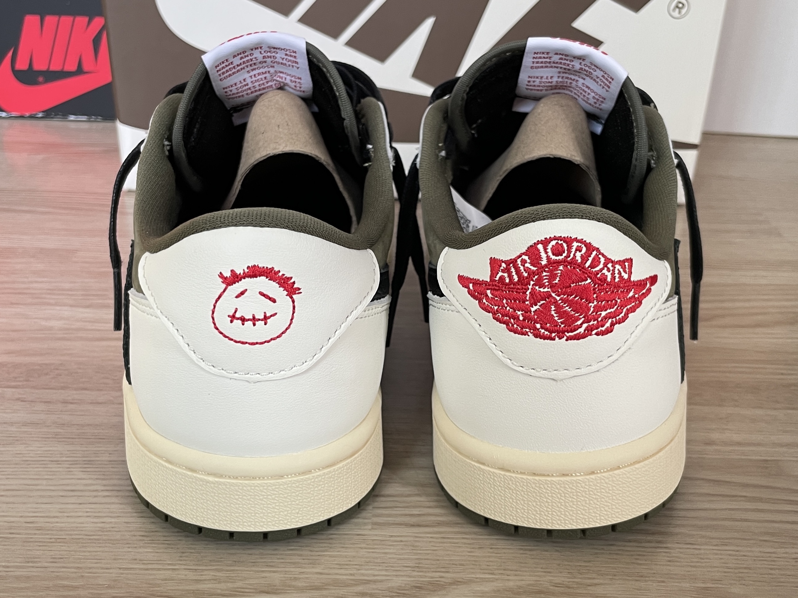 Jordan 1 x Travis Scott Retro Low OG SP Reverse Olive 착용 스타일 - 3