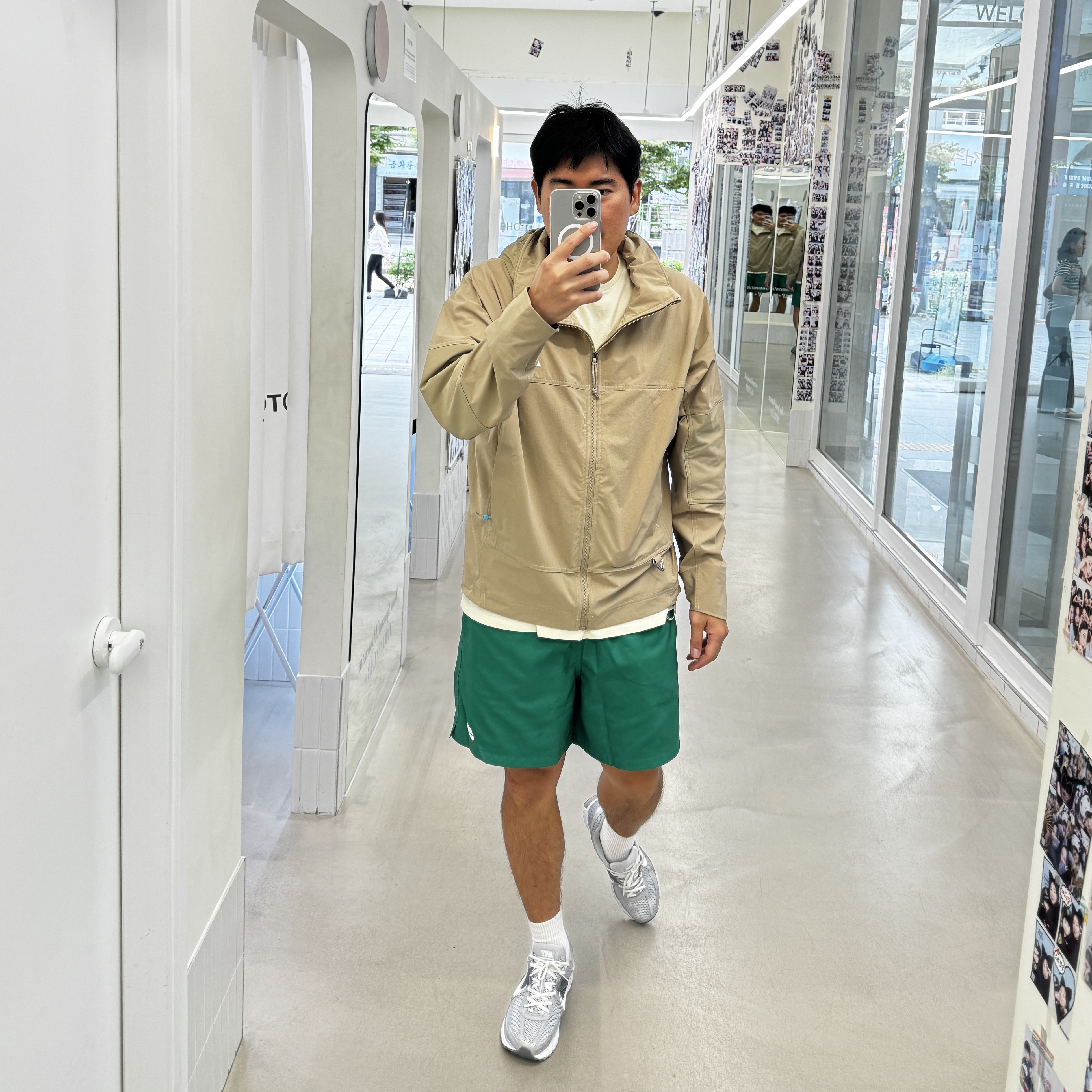 Nike ACG Sun Farer Jacket Khaki Summit White - Asia, Nike Club Woven Flow Shorts Malachite White - Asia 착용 스타일 - 2