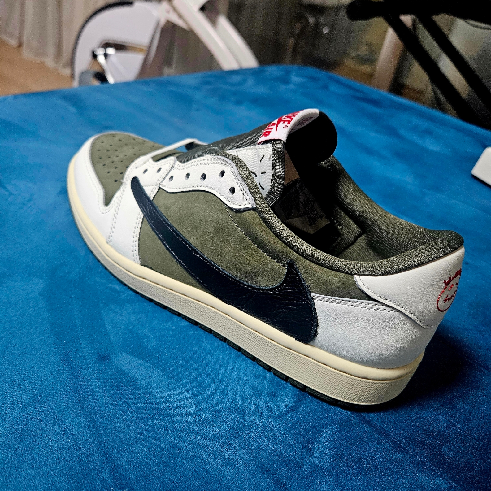 Jordan 1 x Travis Scott Retro Low OG SP Reverse Olive 착용 스타일
