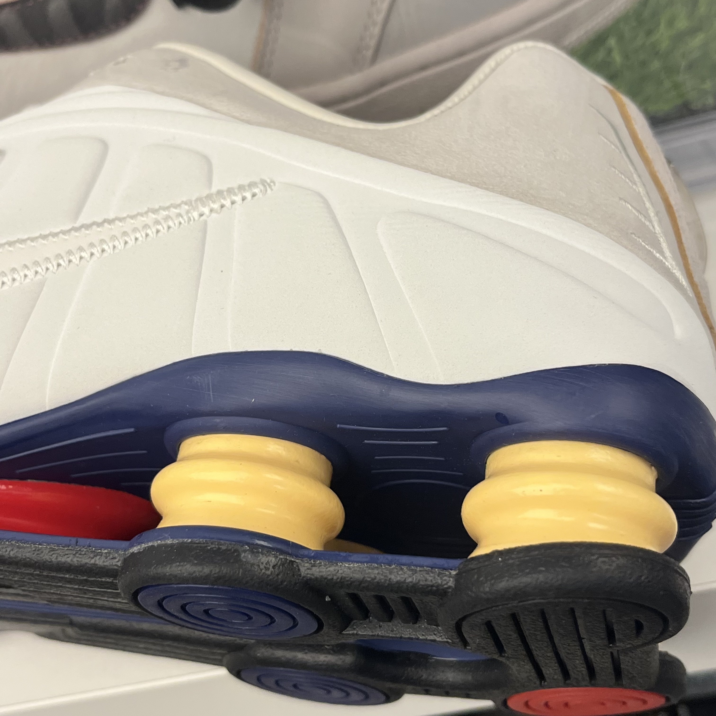 Nike Shox R4 PRM Light Iron Ore and Phantom 착용 스타일 - 1