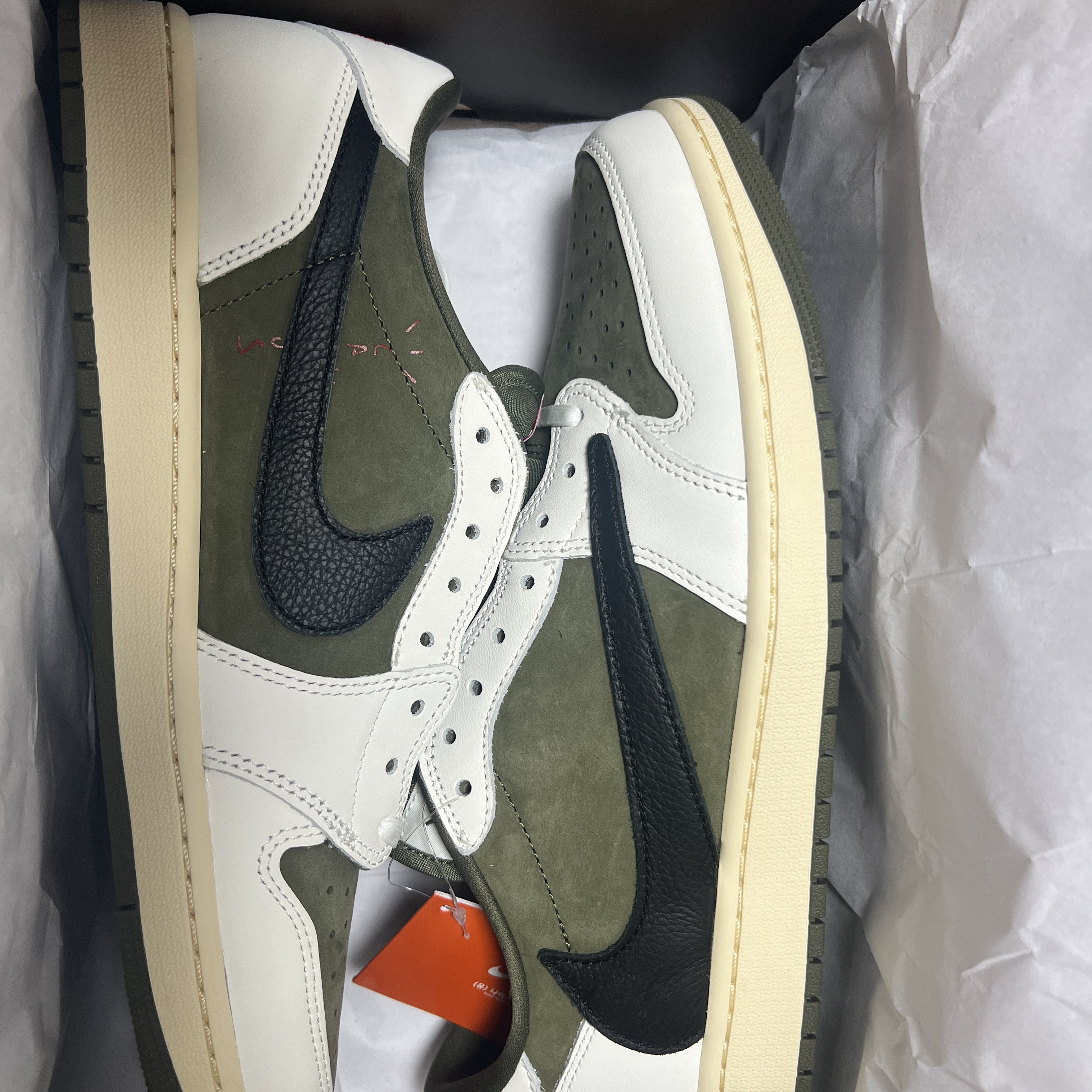 Jordan 1 x Travis Scott Retro Low OG SP Reverse Olive 착용 스타일