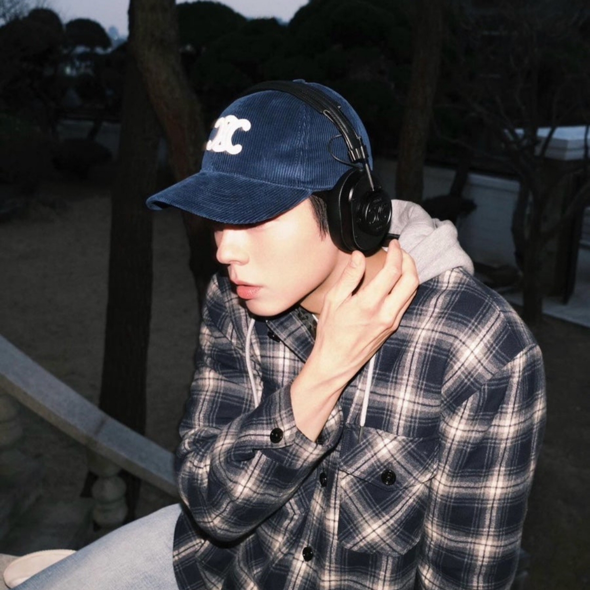 Master & Dynamic x Celine Headphones Smooth Calfskin Triomphe Embossed Black 착용 스타일 - 1