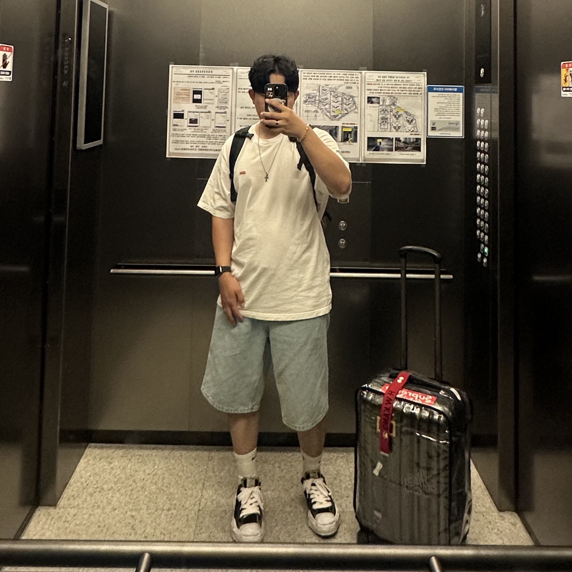 Supreme Small Box T-Shirt White - 24FW, Supreme Baggy Denim Short Washed Indigo - 24SS 착용 스타일
