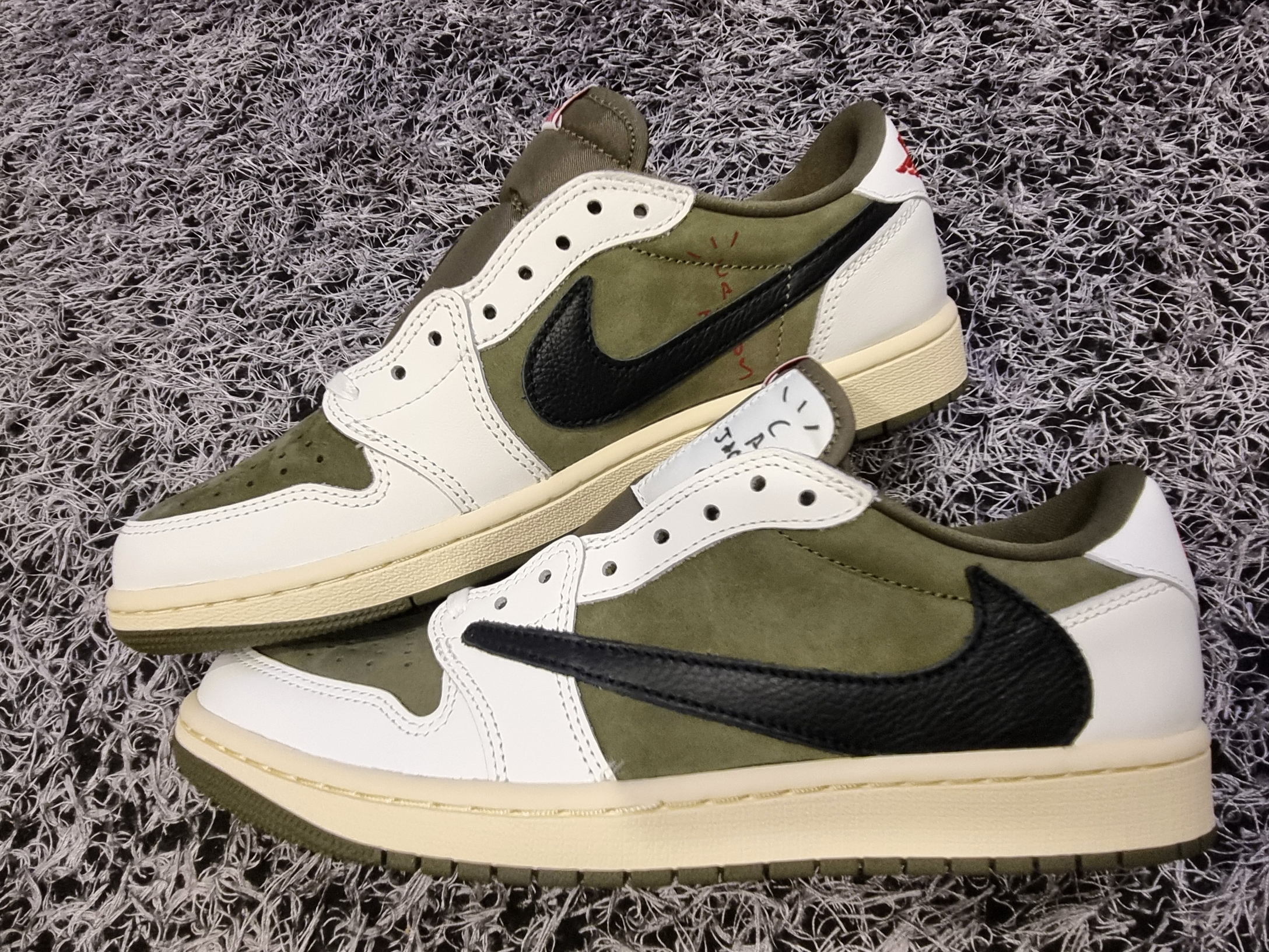Jordan 1 x Travis Scott Retro Low OG SP Reverse Olive 착용 스타일 - 3