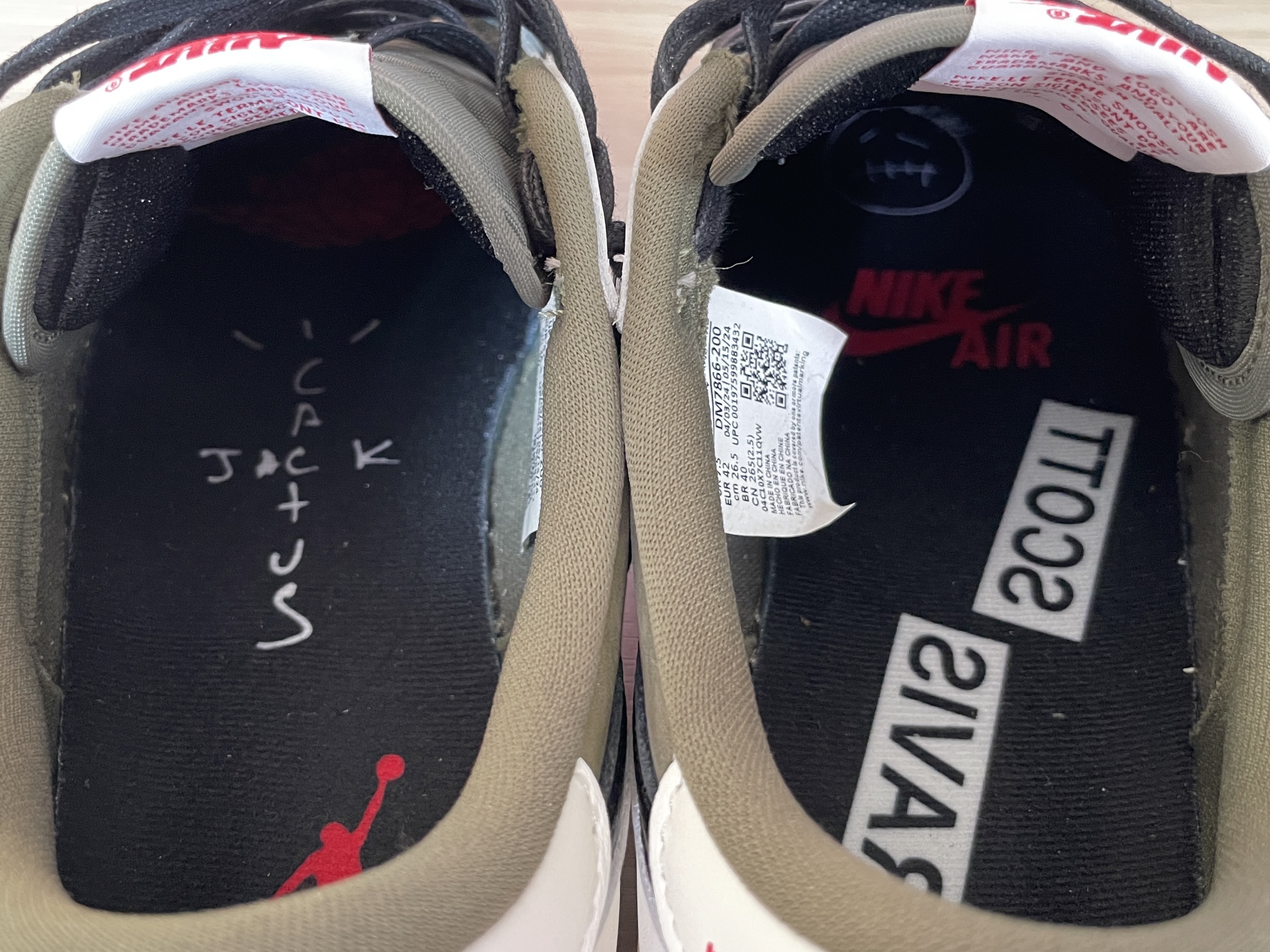 Jordan 1 x Travis Scott Retro Low OG SP Reverse Olive 착용 스타일 - 5