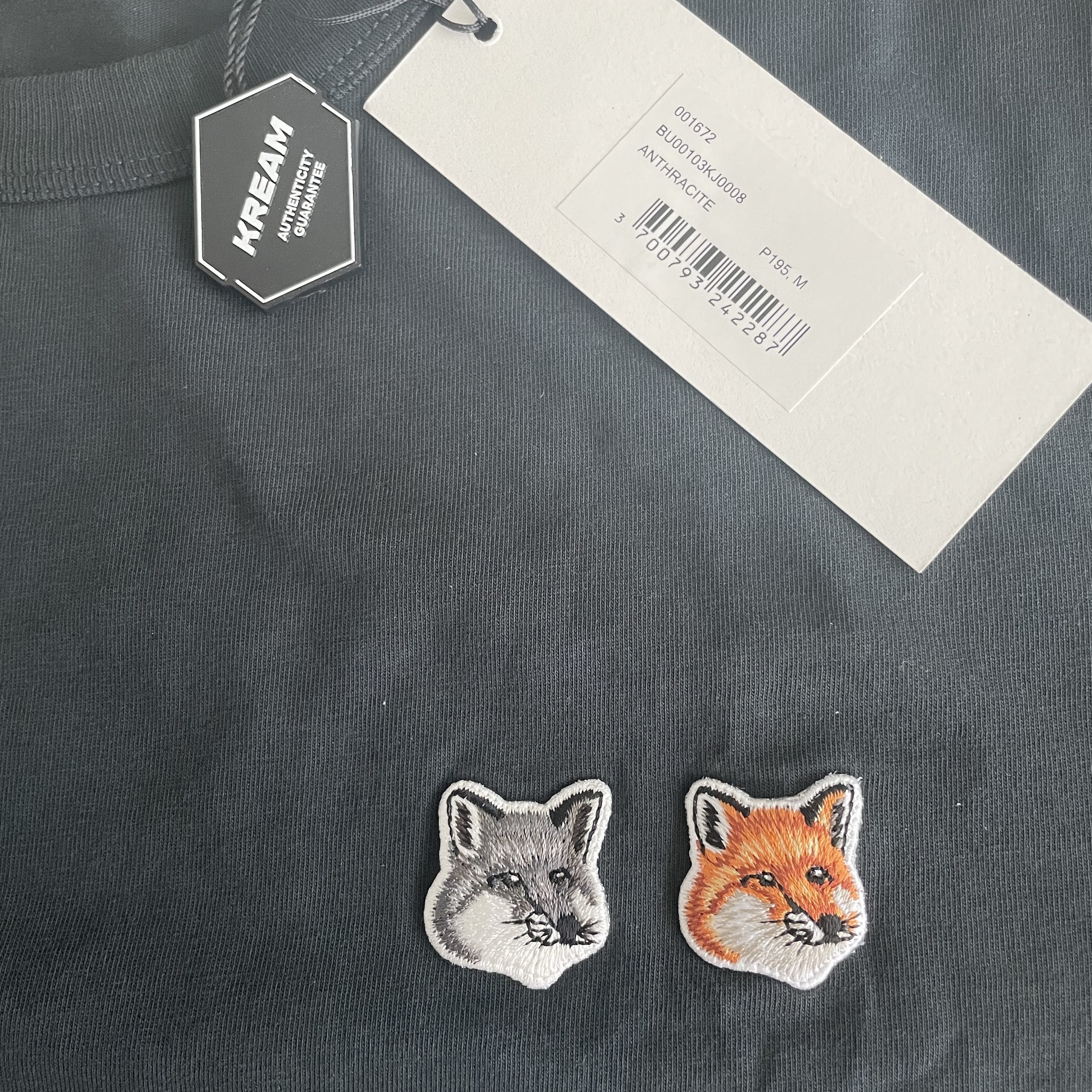 Maison Kitsune Double Fox Head Patch Classic T-Shirt Anthracite 착용 스타일 - 3