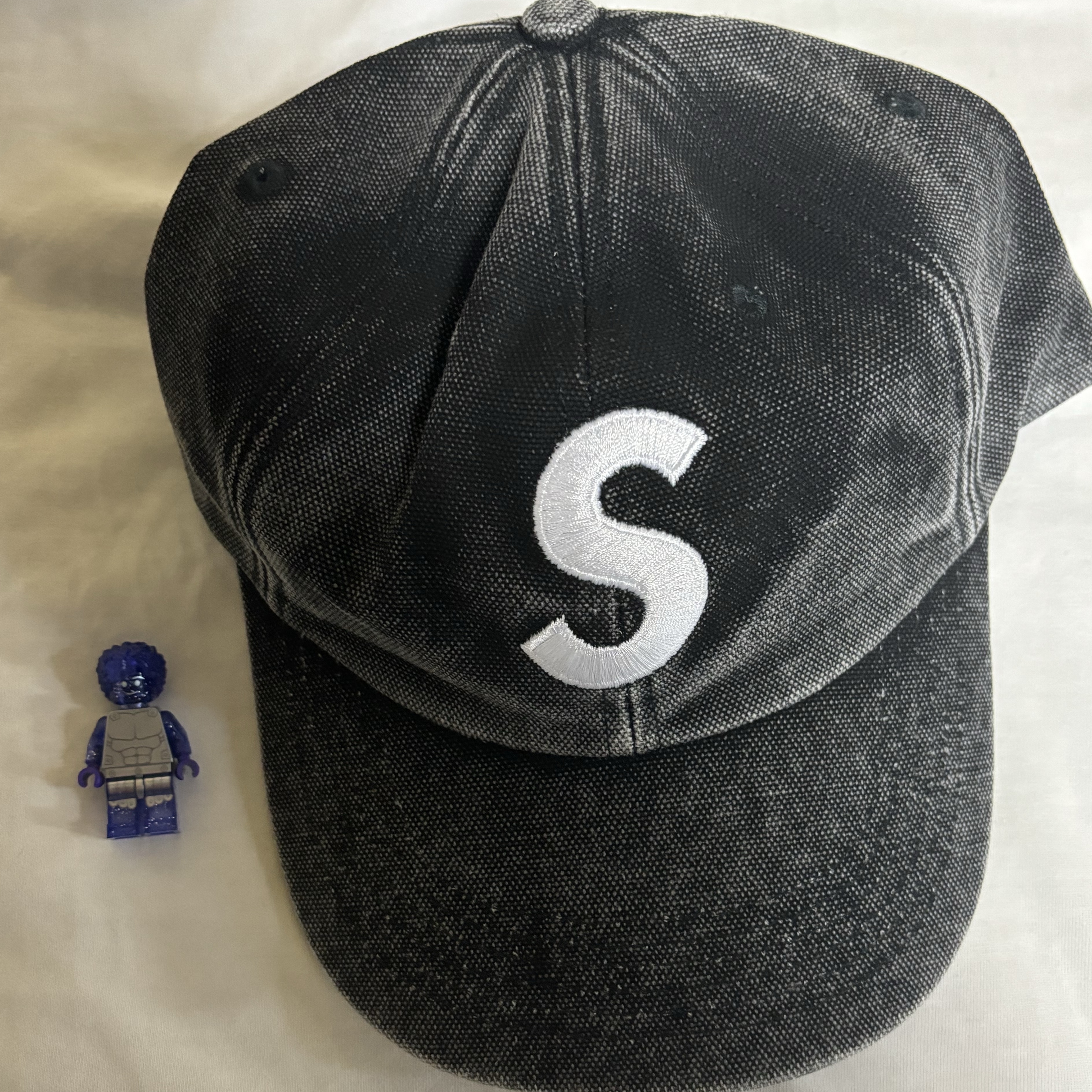 Supreme Pigment S Logo 6-Panel Black - 24FW 착용 스타일