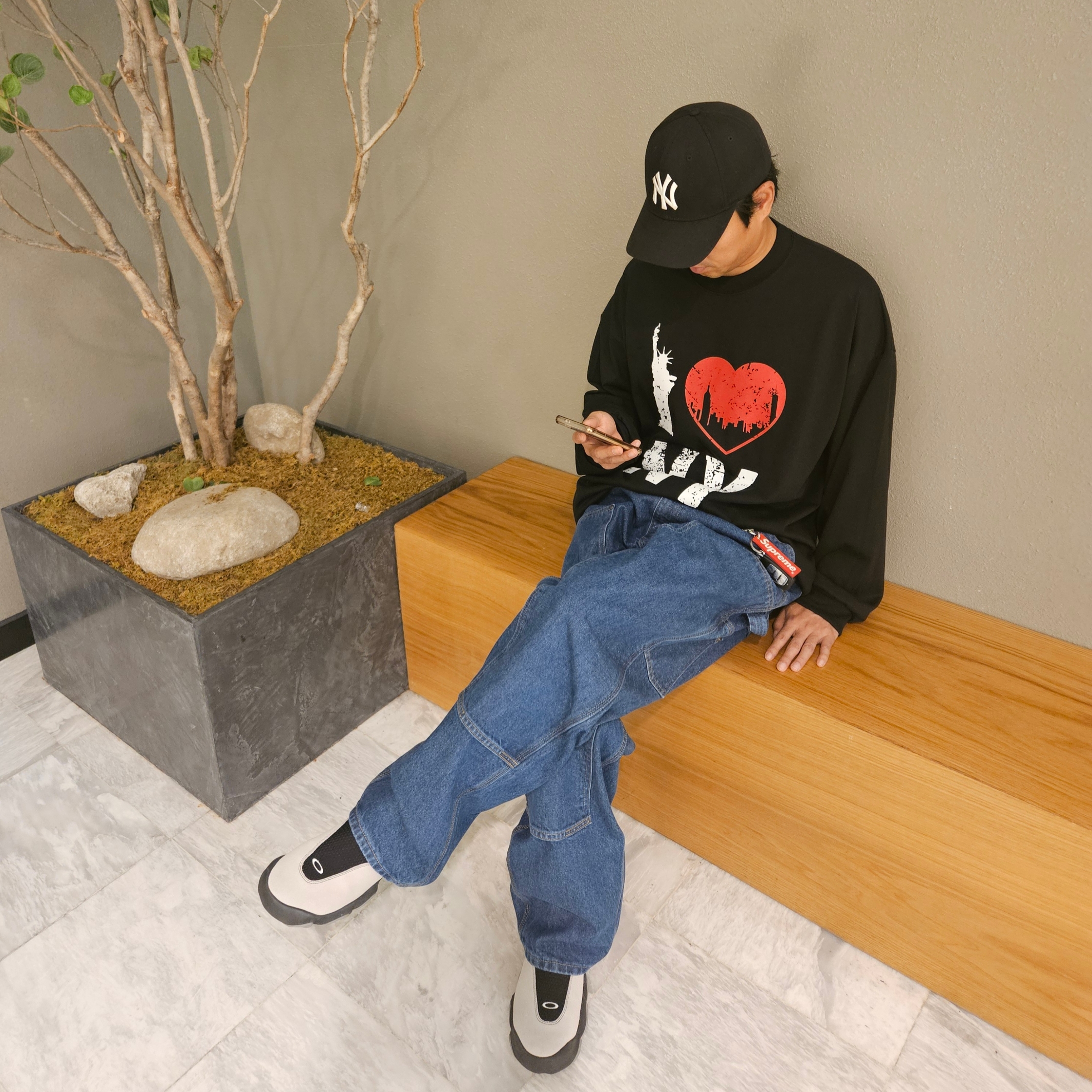 Carhartt WIP Nash Loose Fit Double Knee Pants Blue Stone Washed, Oakley Factory Team x Brain Dead Flesh White Birch 착용 스타일 - 2