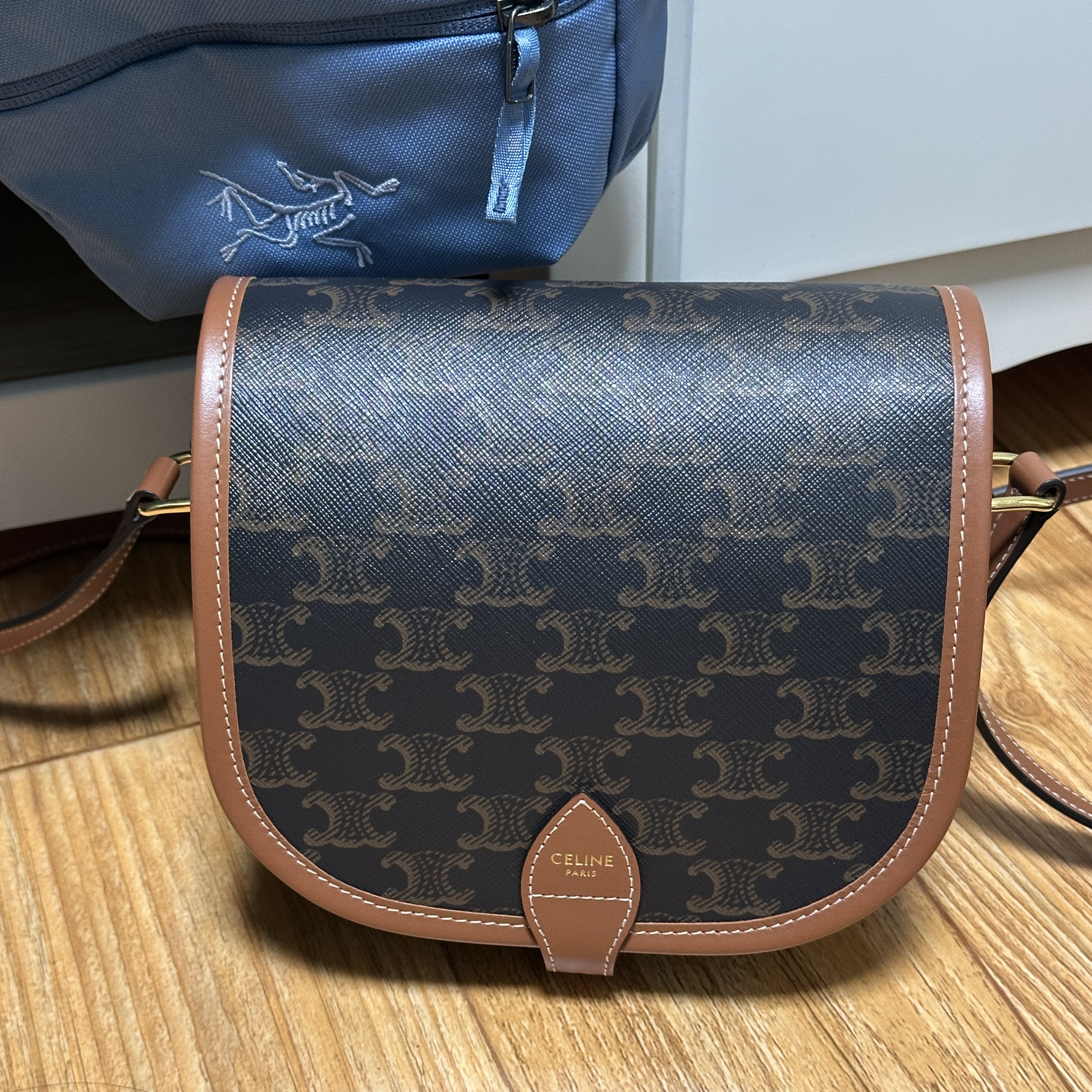 Celine Medium Folco Bag in Triomphe Canvas and Calfskin Tan 착용 스타일