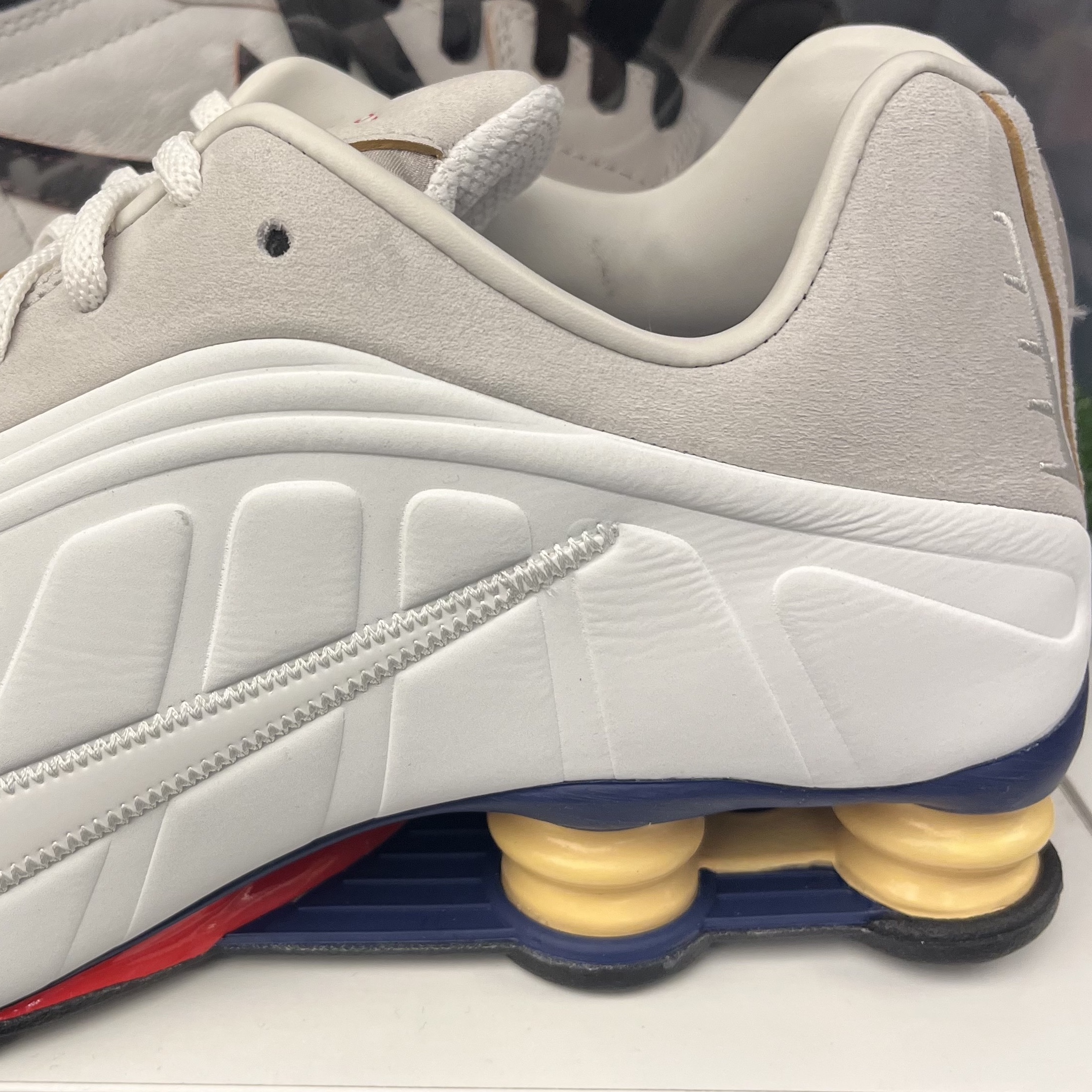 Nike Shox R4 PRM Light Iron Ore and Phantom 착용 스타일 - 3