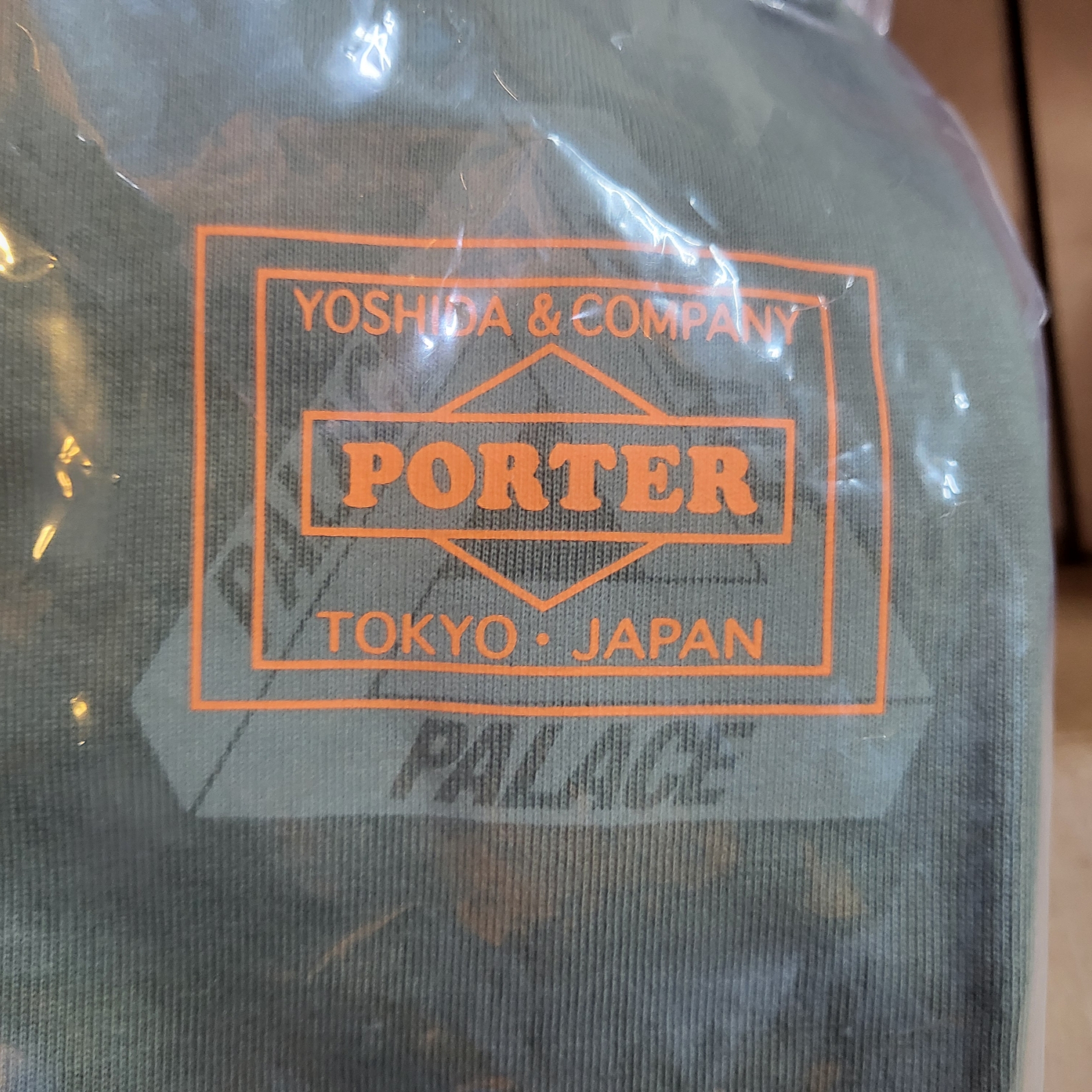 Palace x Porter T-Shirt Olive - 24FW 착용 스타일