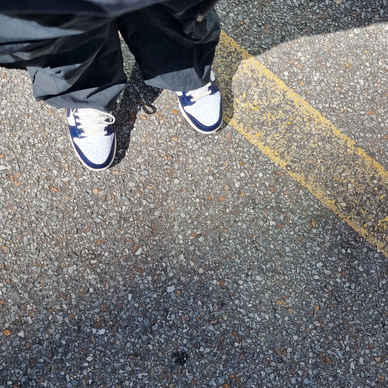(W) Nike Dunk Low PRM Midnight Navy and White 착용 스타일 - 1