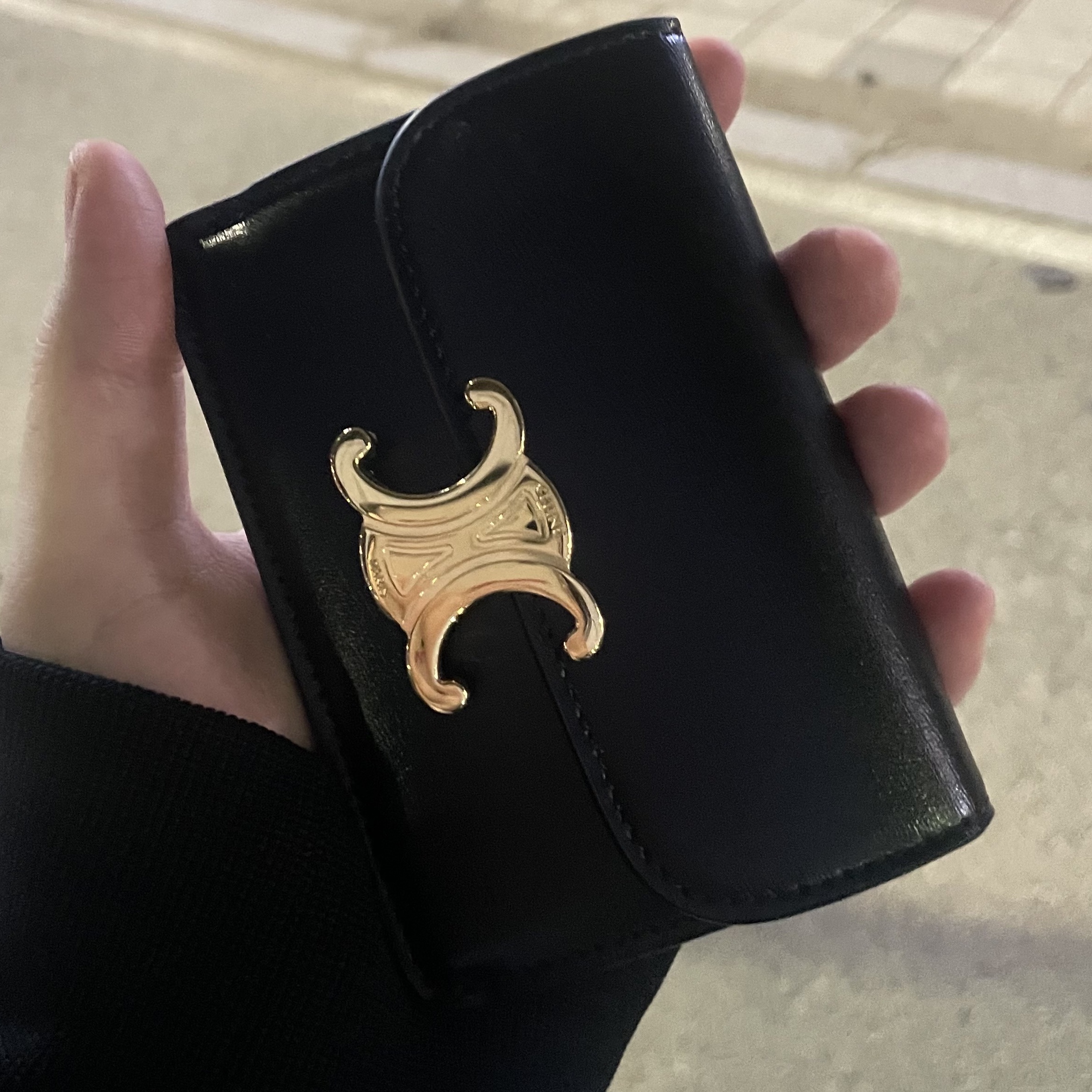 Celine Card Holder with Flap in Shiny Calfskin Black 착용 스타일