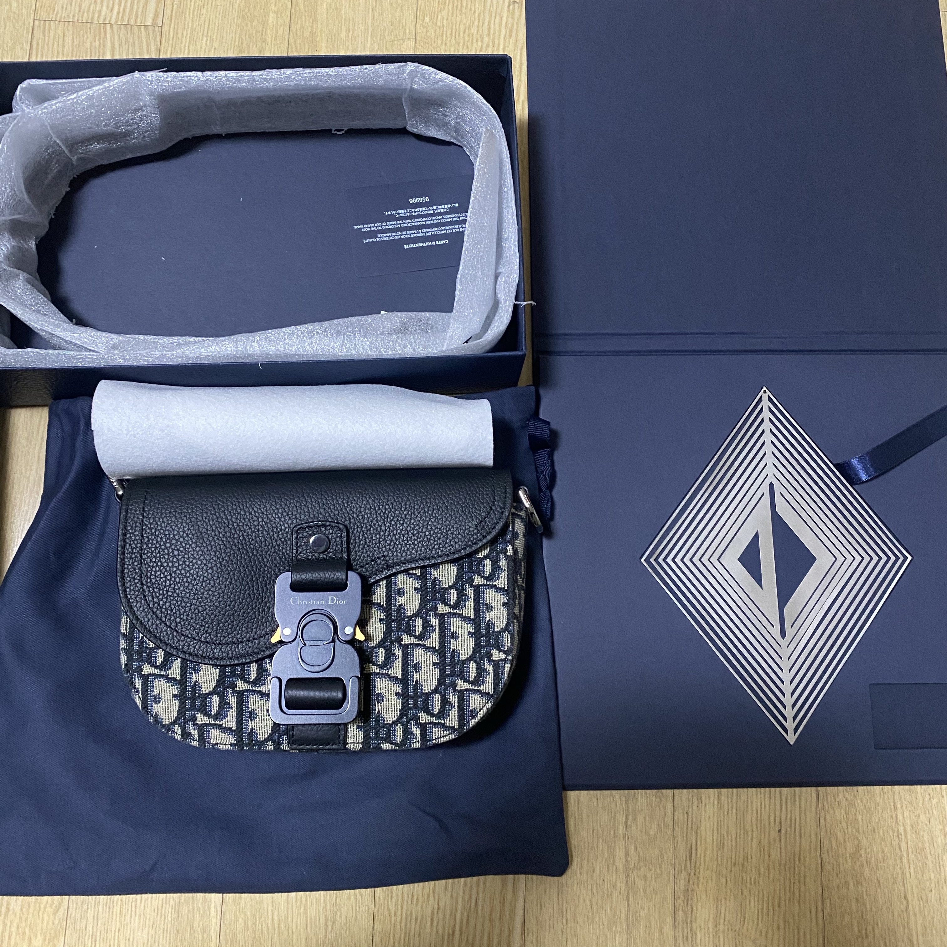 Dior Saddle Pouch with Strap Grained Calfskin Beige & Black Dior Oblique Jacquard Black 착용 스타일