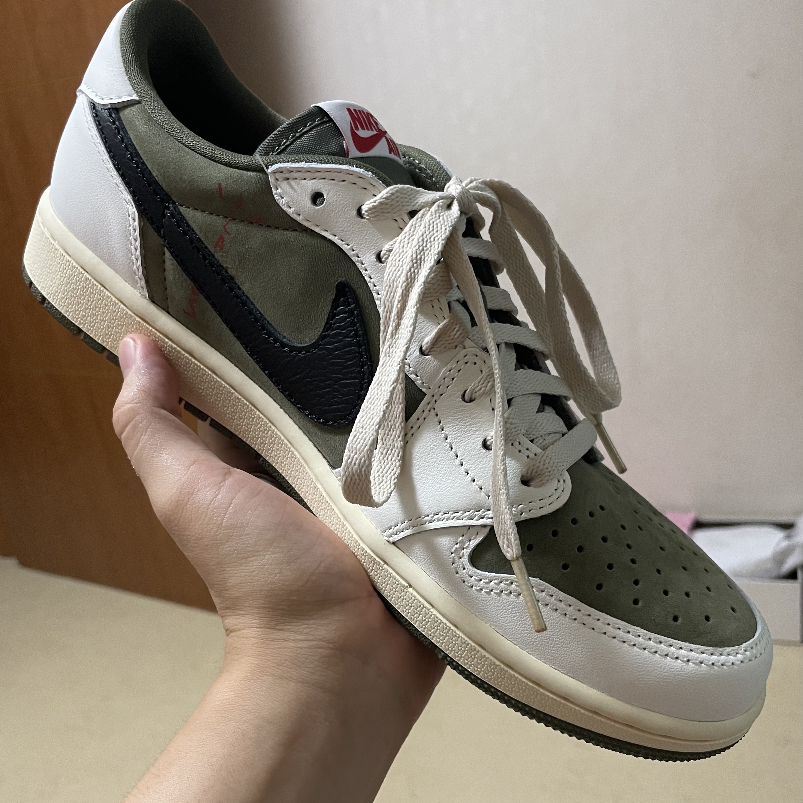 Jordan 1 x Travis Scott Retro Low OG SP Reverse Olive 착용 스타일