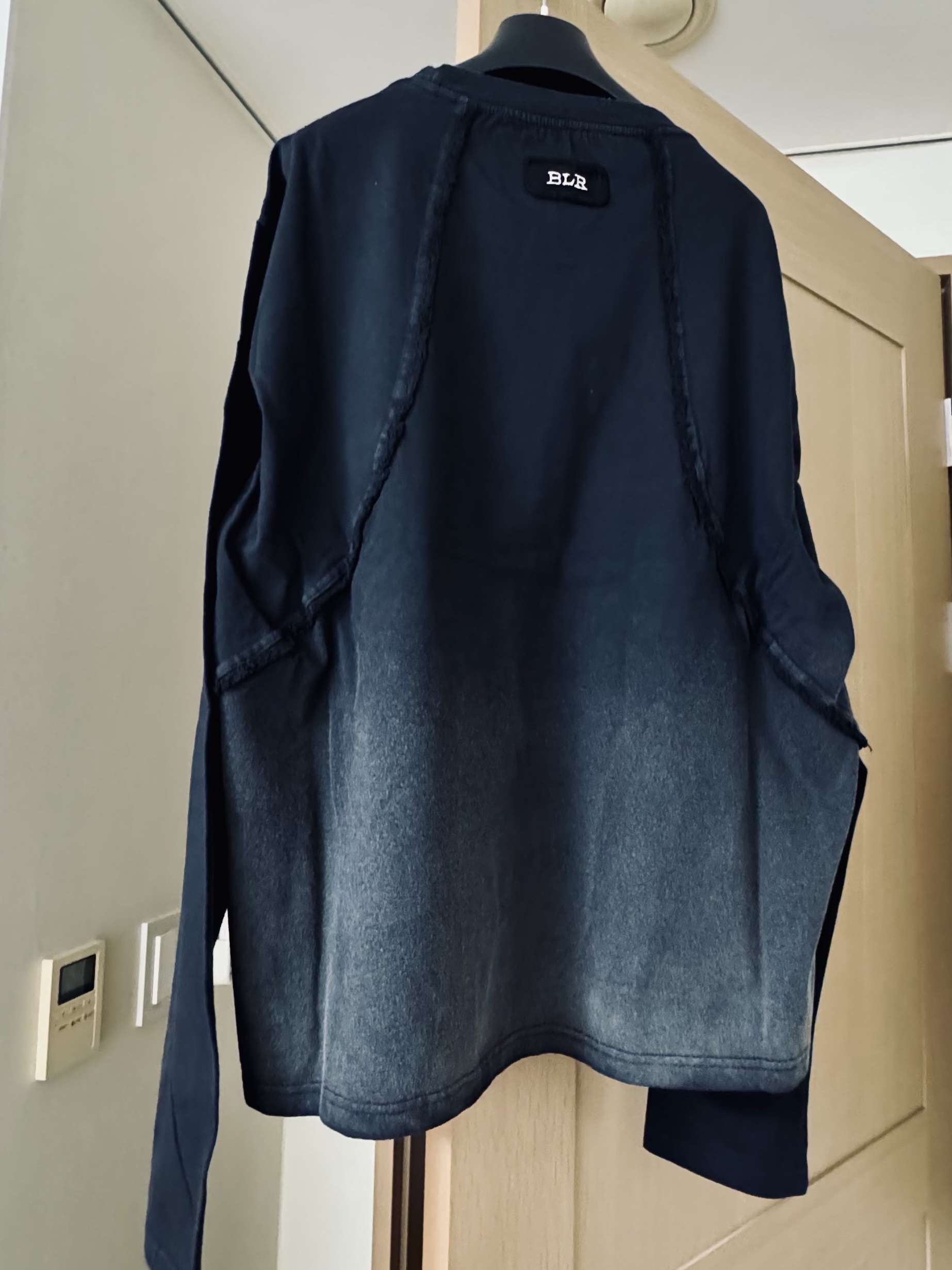 [KREAM 단독] BLR Destroyed Gradation Washing Long Sleeve Black 착용 스타일 - 1