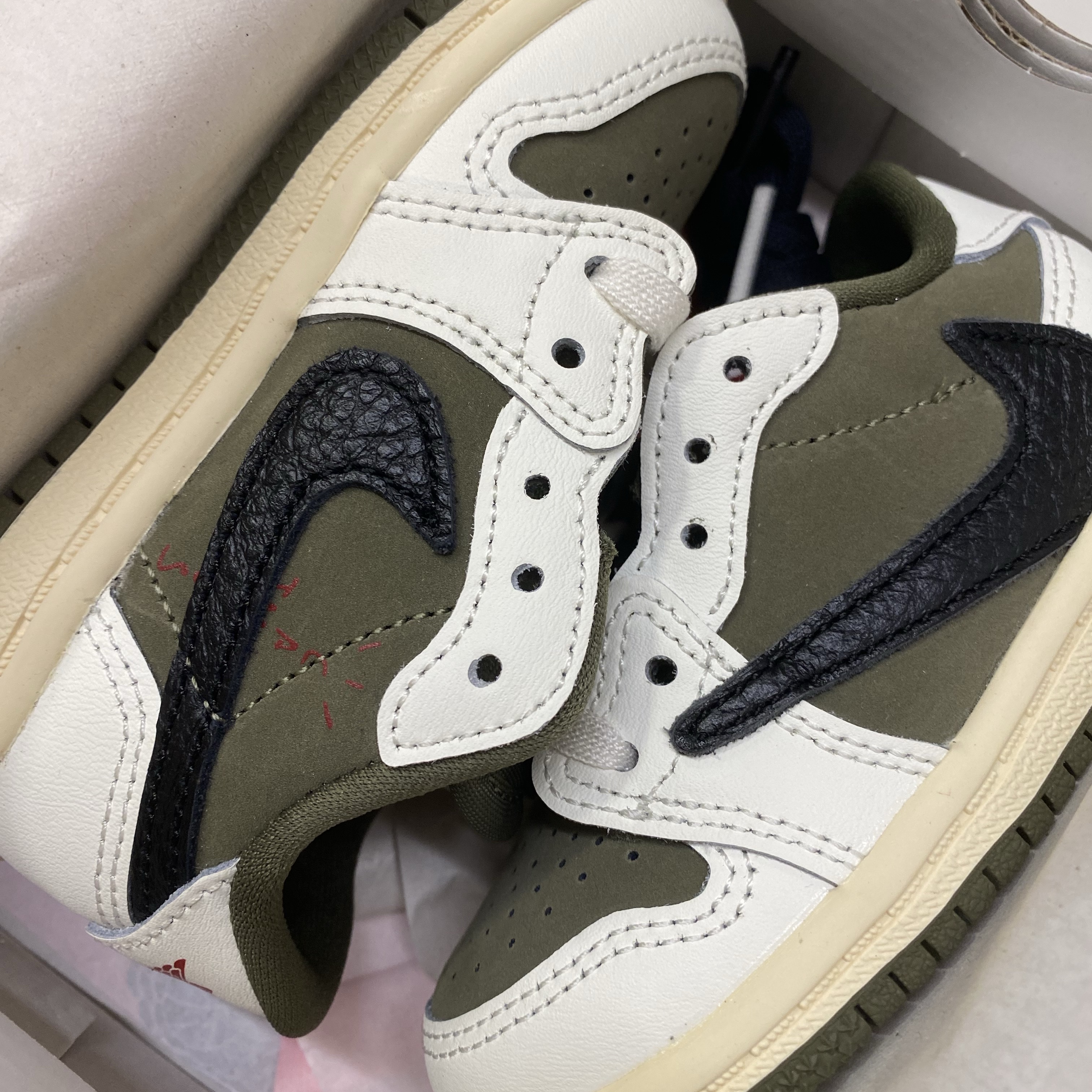 (TD) Jordan 1 x Travis Scott Retro Low OG SP Reverse Olive 착용 스타일 - 5