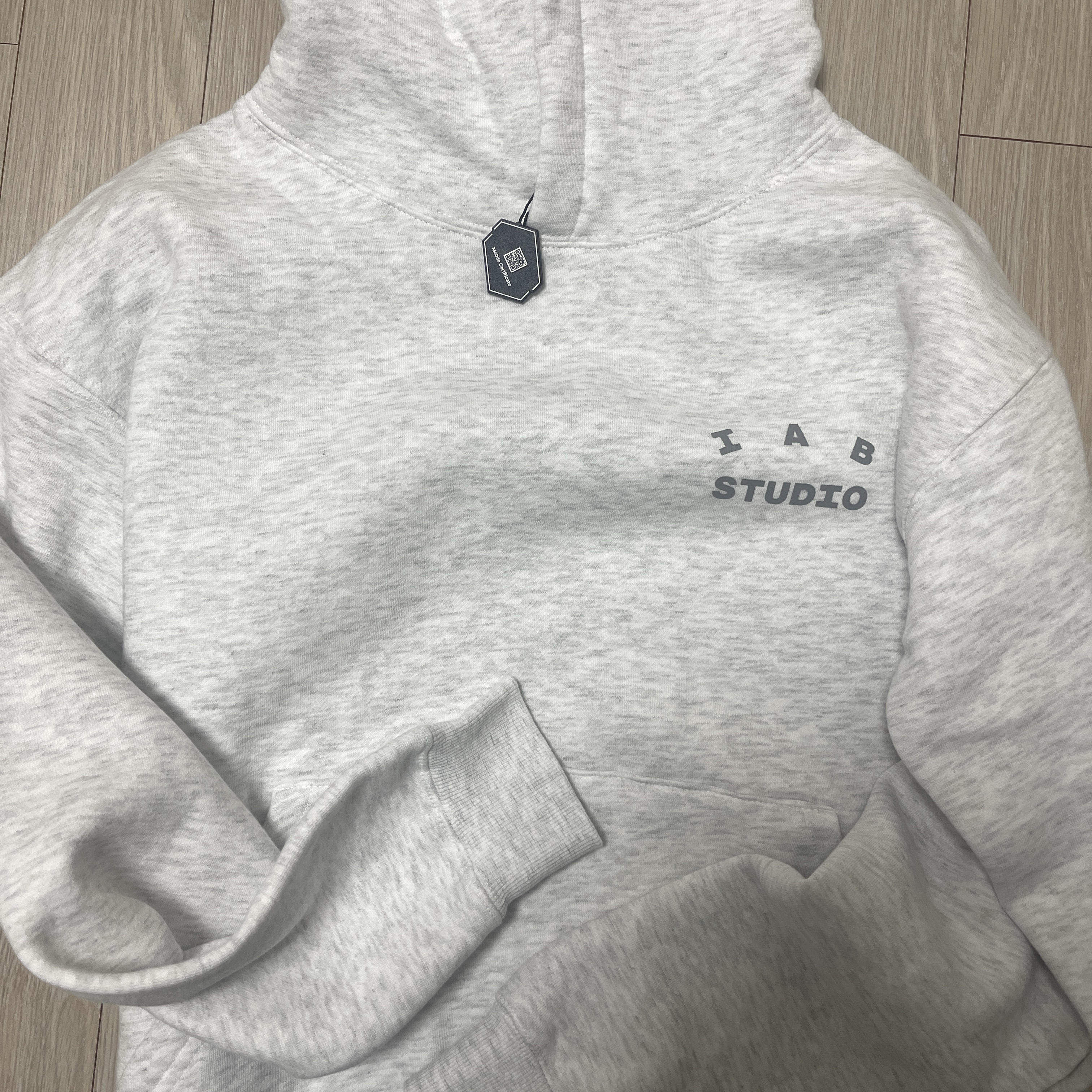 IAB Studio Hoodie Light Gray 착용 스타일