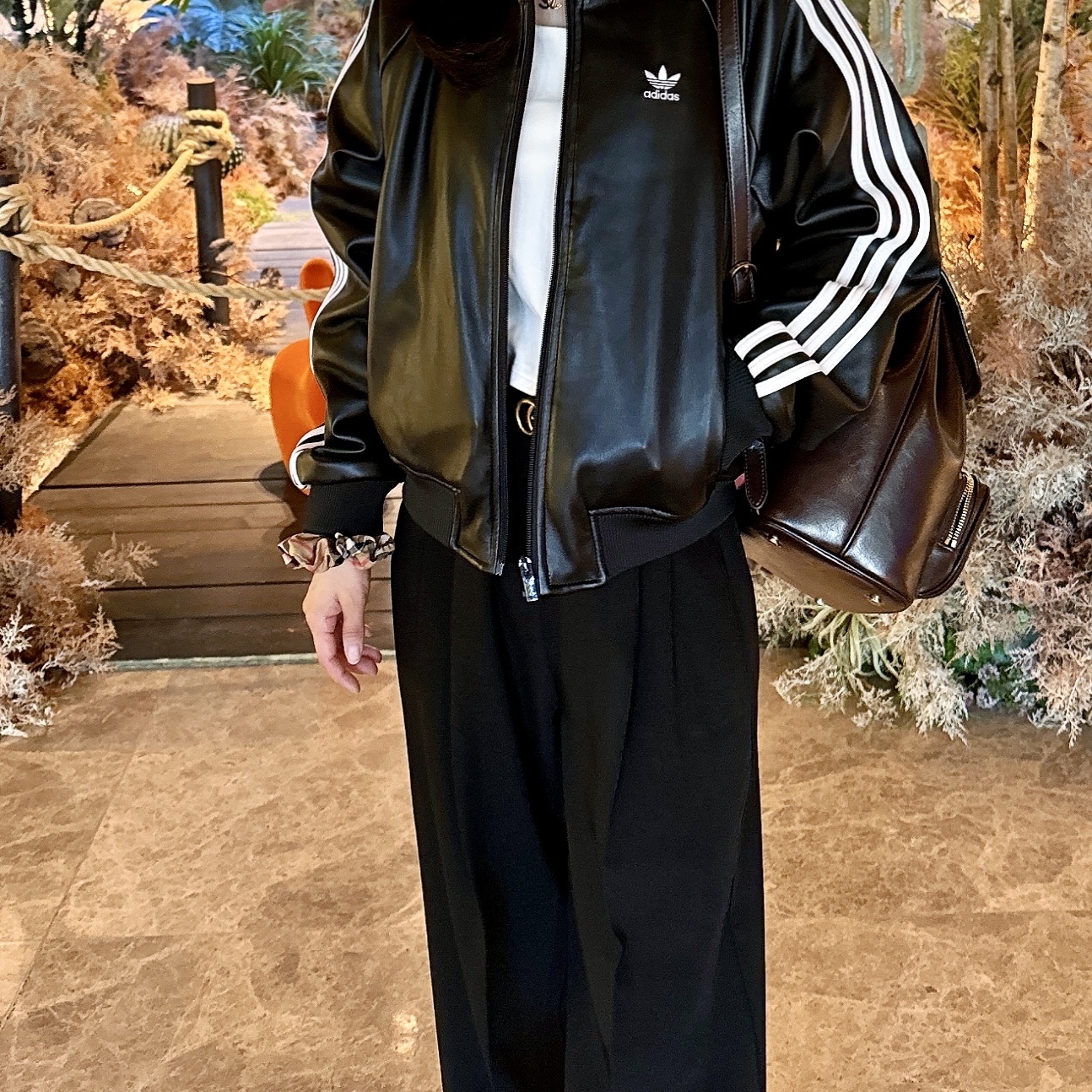 (W) Adidas SST Pleather Loose Padded Jacker Black - KR Sizing, (W) Adidas SST Pleather Loose Padded Jacket Black - US Sizing 착용 스타일 - 2
