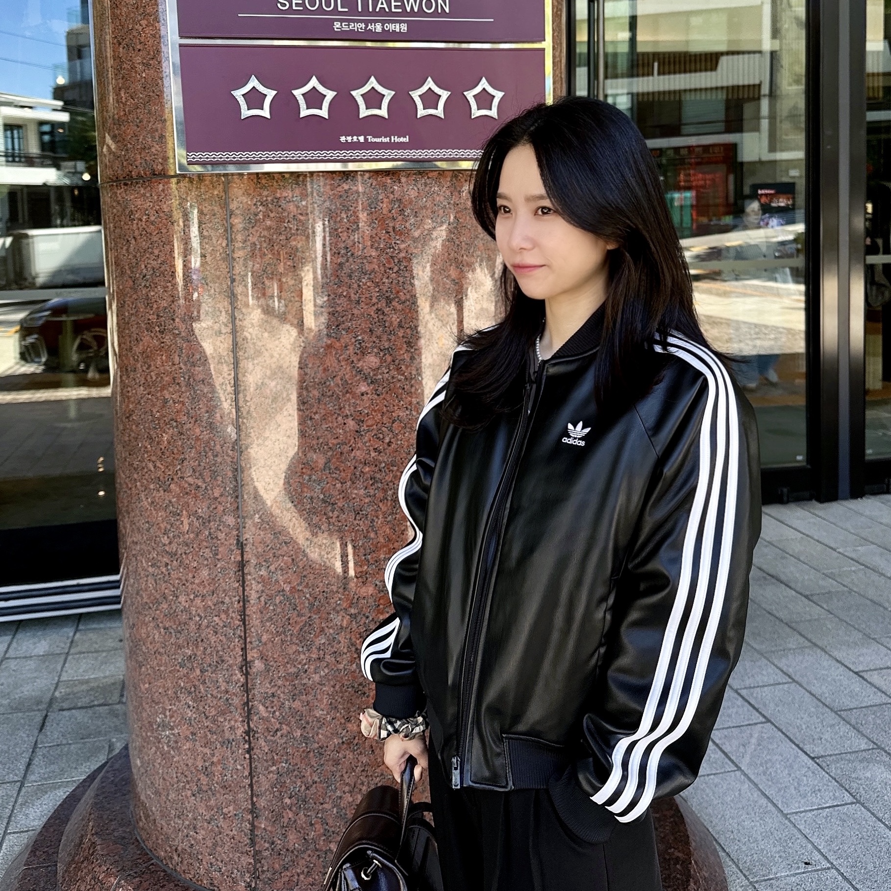 (W) Adidas SST Pleather Loose Padded Jacker Black - KR Sizing, (W) Adidas SST Pleather Loose Padded Jacket Black - US Sizing 착용 스타일 - 1